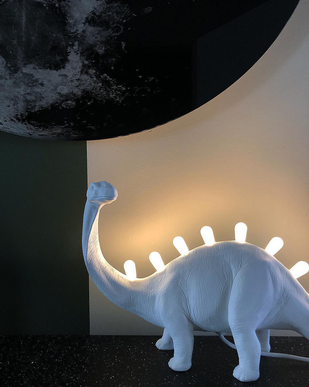 DinoLite™ Tischlampe – Kreative Design-Lampe mit beleuchtetem Dinosaurier-Rücken