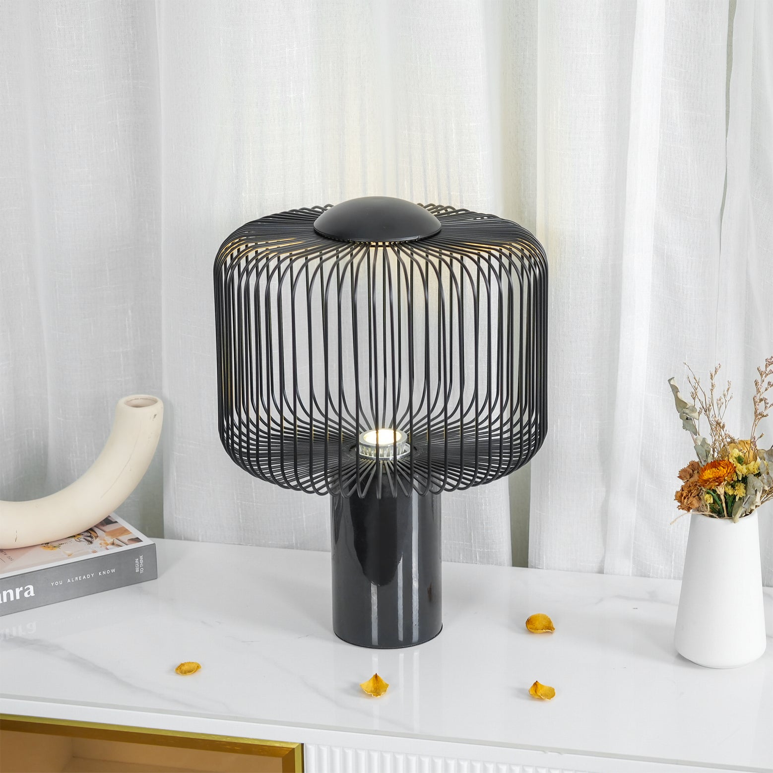 KeshiBeam™ Tischlampe – Elegante Design-Lampe mit schwarzem Marmorfuß & warmem Licht