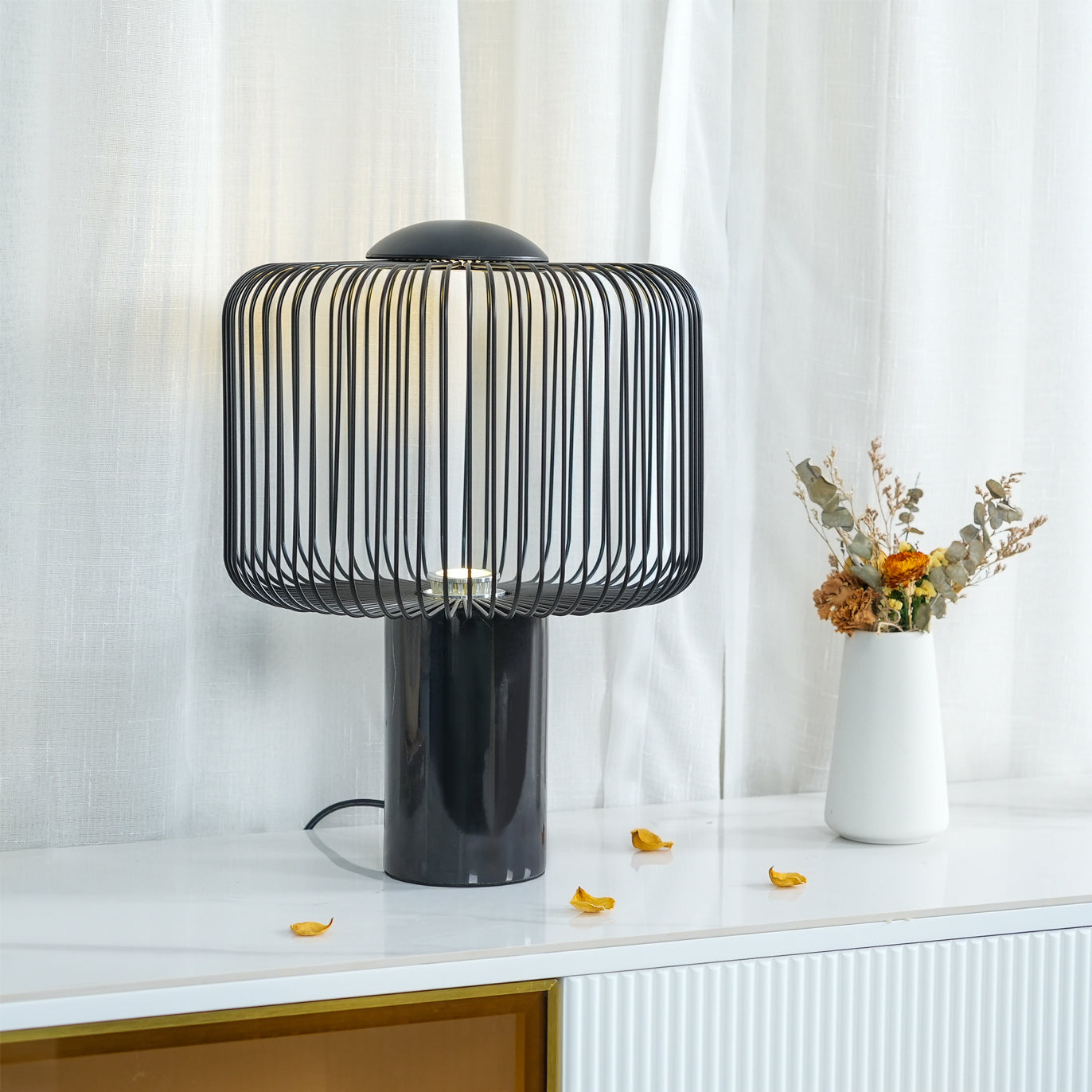 KeshiBeam™ Tischlampe – Elegante Design-Lampe mit schwarzem Marmorfuß & warmem Licht