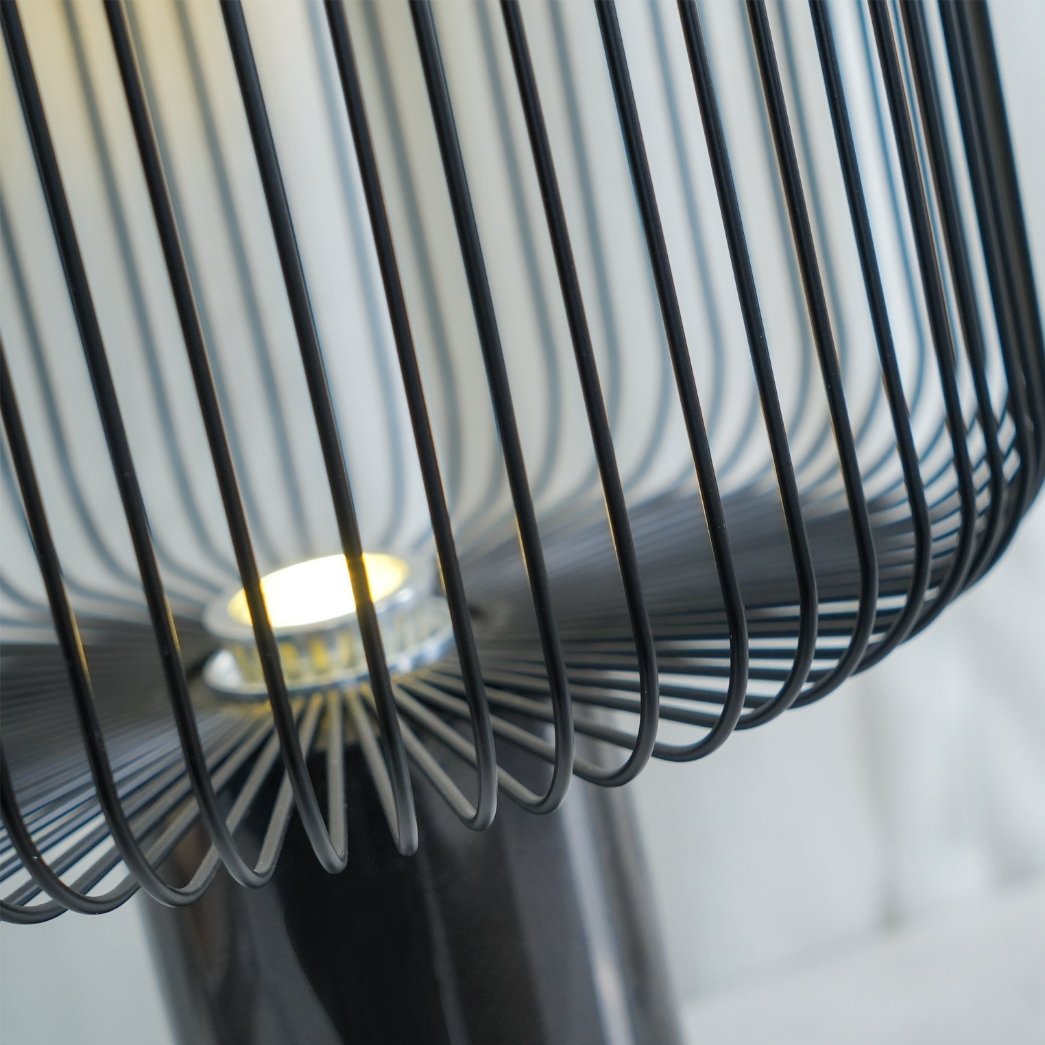 KeshiBeam™ Tischlampe – Elegante Design-Lampe mit schwarzem Marmorfuß & warmem Licht