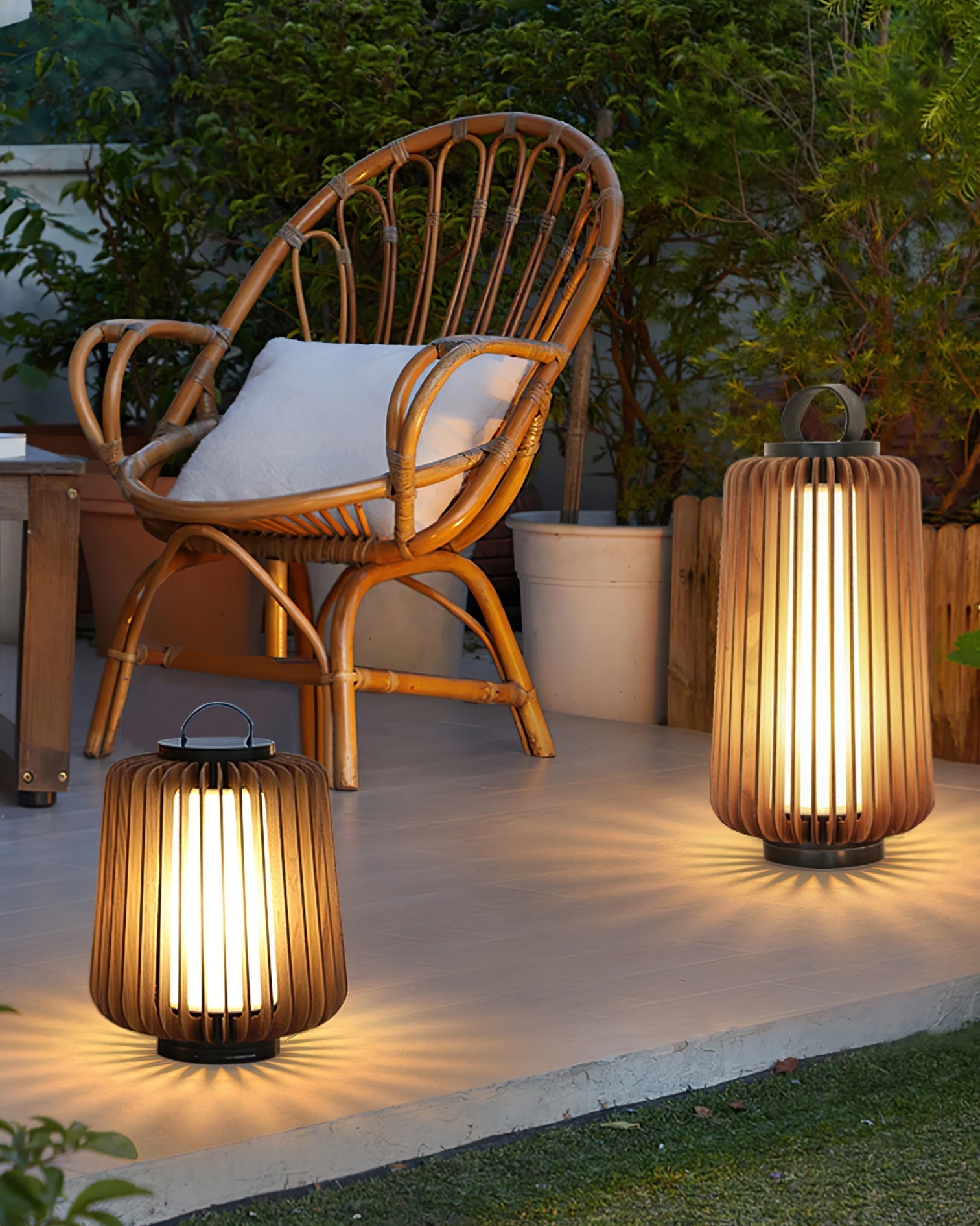 TimberGlow™ Legno Outdoor Tischleuchte – Wiederaufladbare LED-Außenlampe aus Edelstahl & Holz für Terrasse & Garten