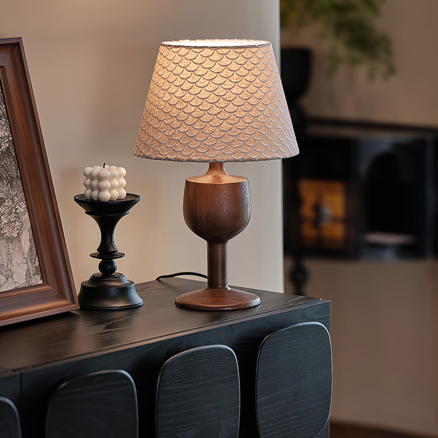 TidalAura™ Tischlampe – Designer-Holzlampe mit strukturiertem Stoffschirm & warmem Licht