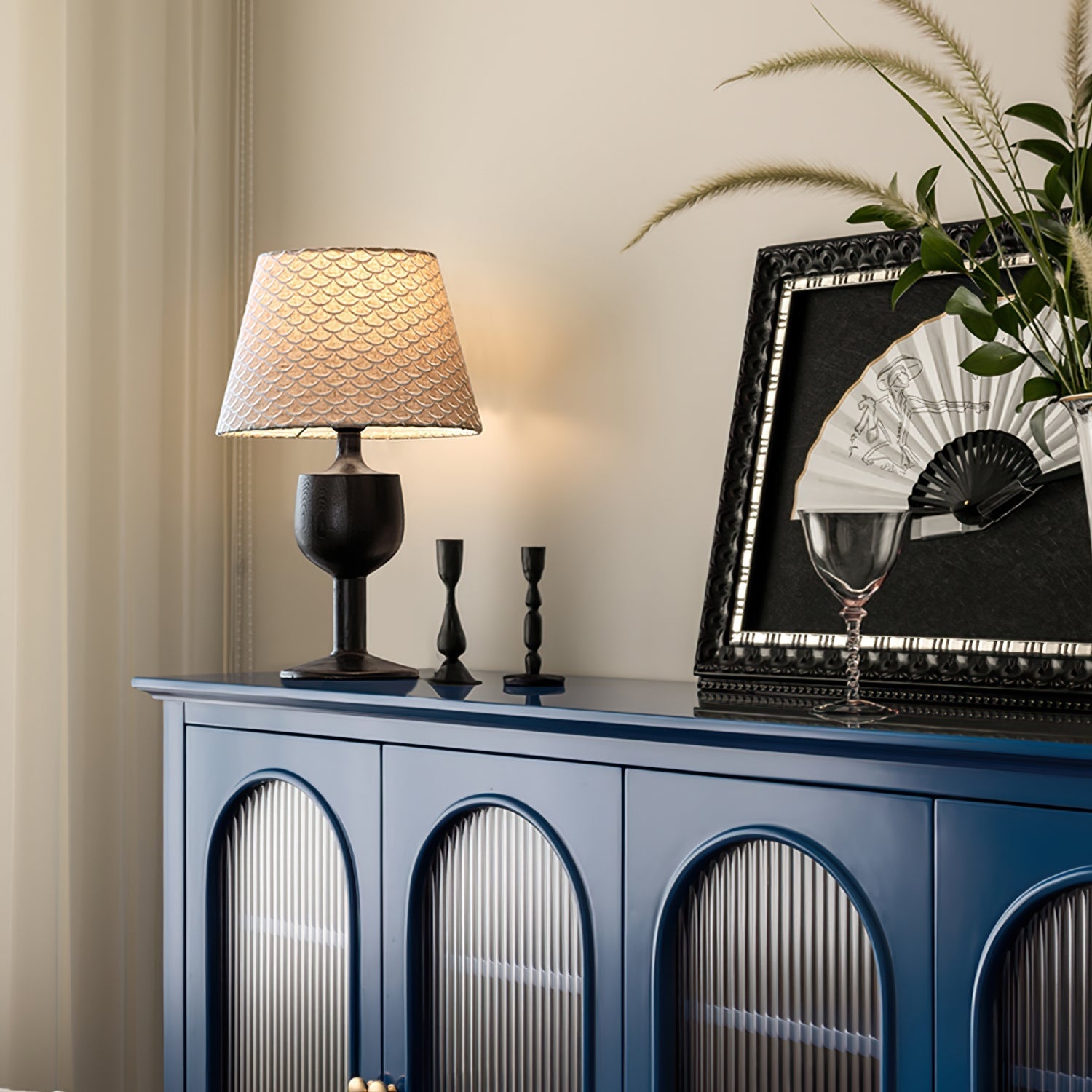 TidalAura™ Tischlampe – Designer-Holzlampe mit strukturiertem Stoffschirm & warmem Licht
