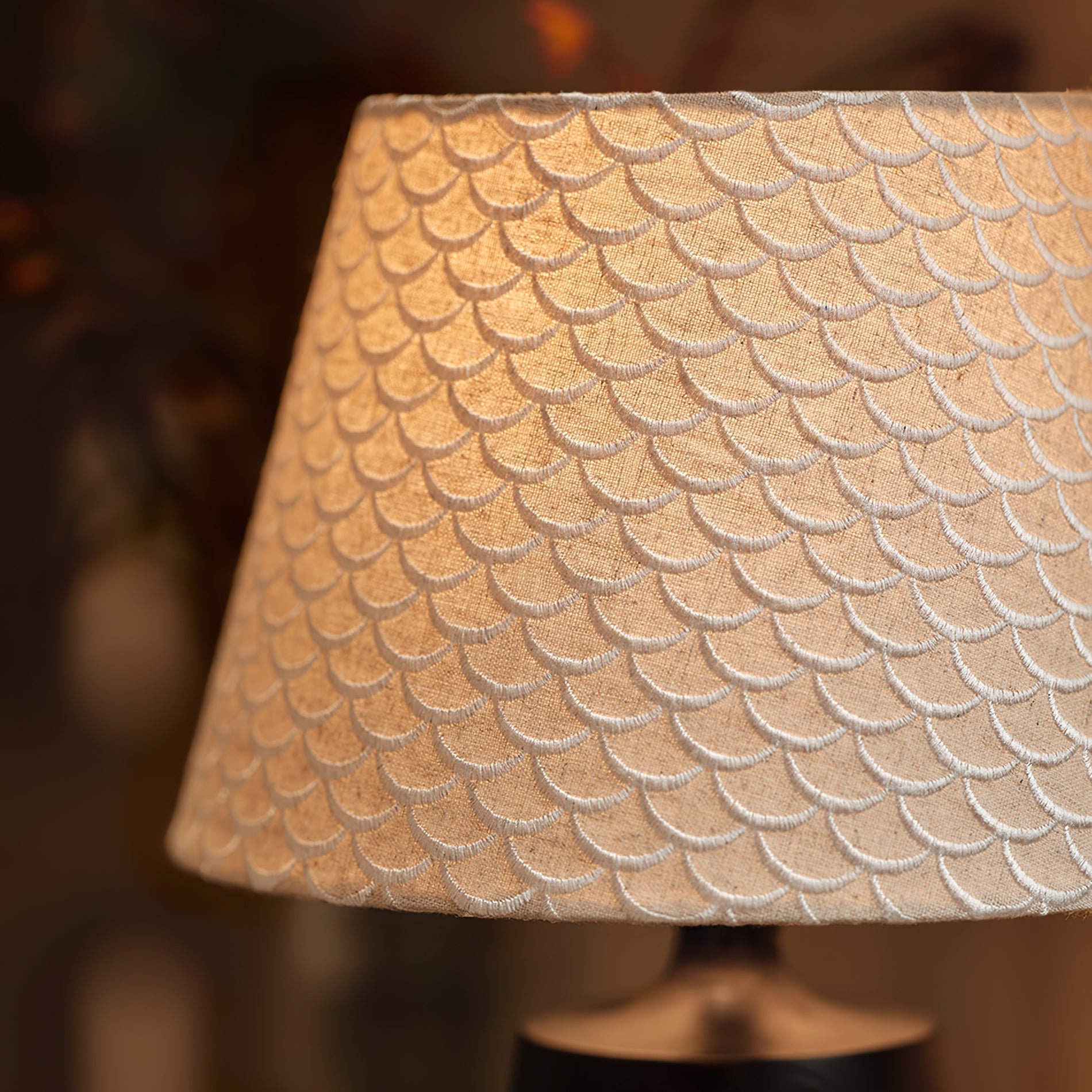 TidalAura™ Tischlampe – Designer-Holzlampe mit strukturiertem Stoffschirm & warmem Licht