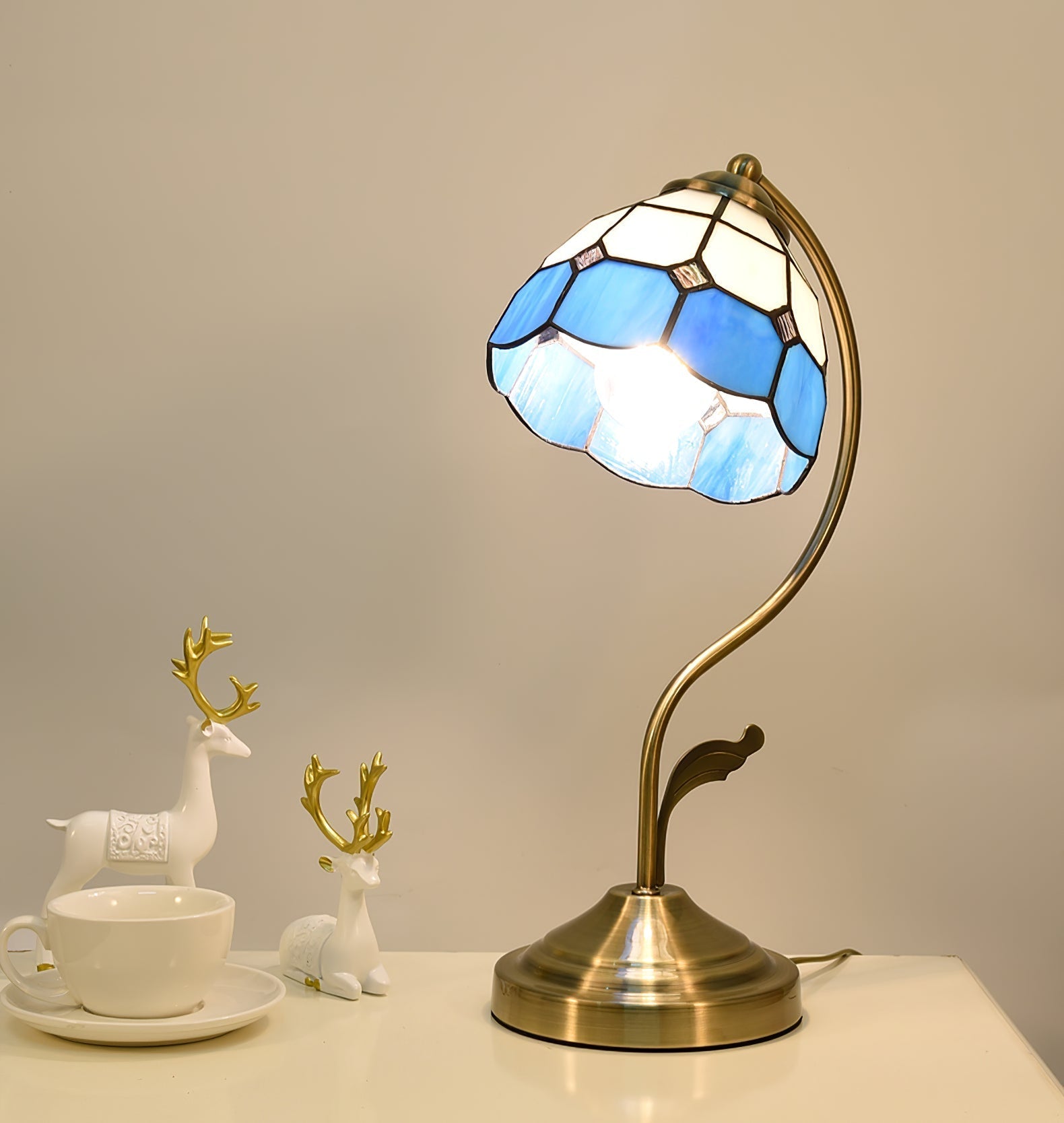 LuxePetal™ Tischlampe – Elegante Blumen-Designlampe aus Glas in Weiß & Blau mit Gold-Finish