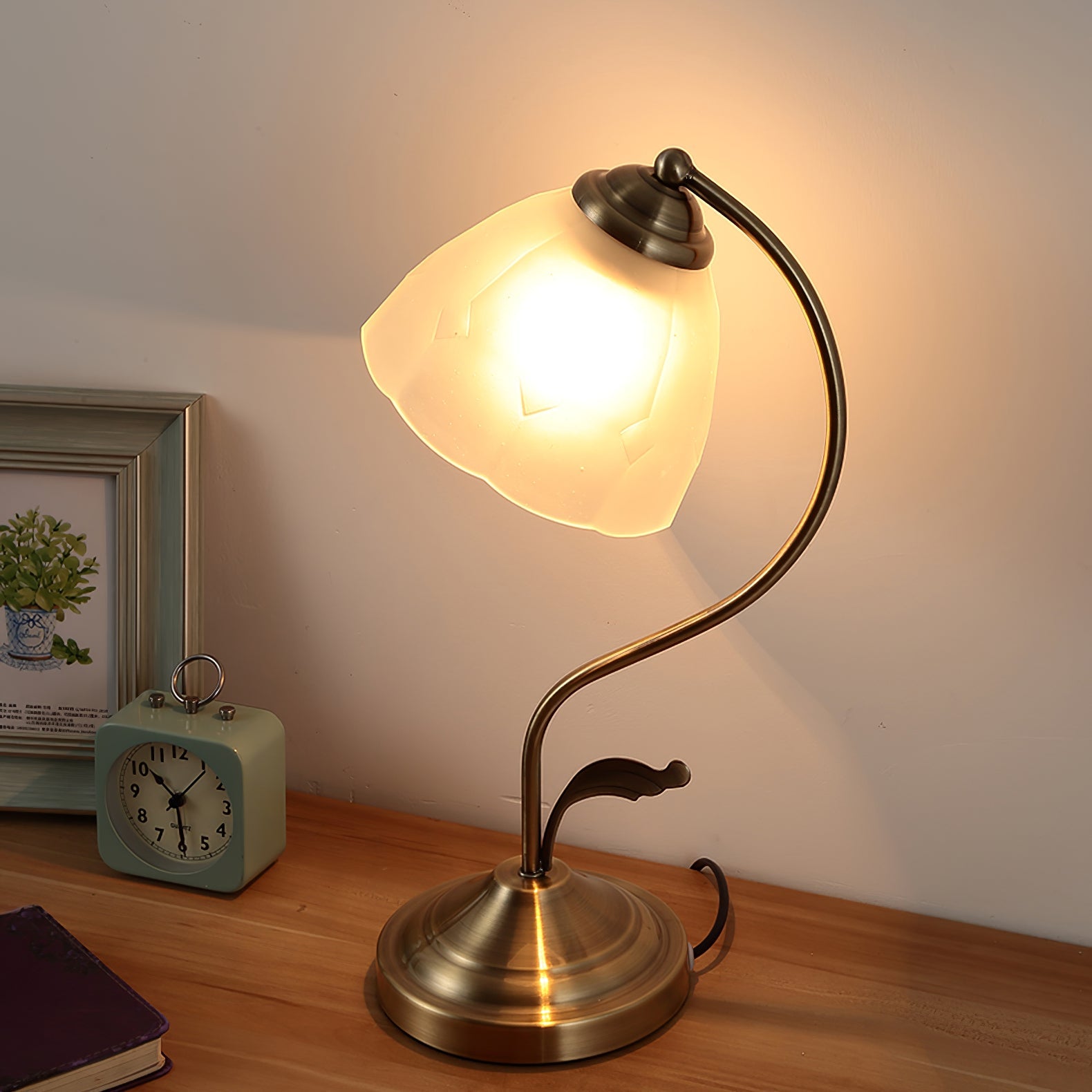 LuxePetal™ Tischlampe – Elegante Blumen-Designlampe aus Glas in Weiß & Blau mit Gold-Finish
