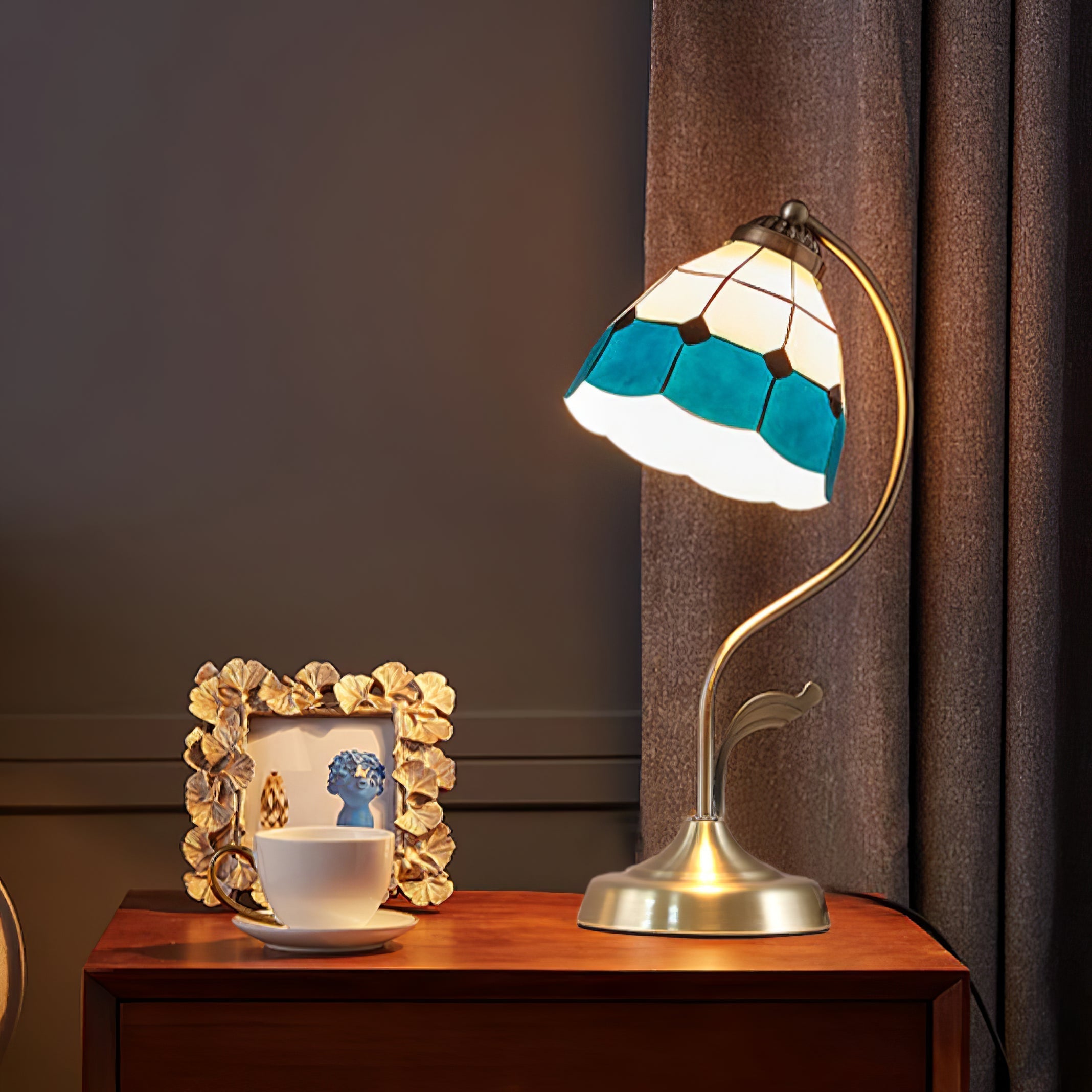 LuxePetal™ Tischlampe – Elegante Blumen-Designlampe aus Glas in Weiß & Blau mit Gold-Finish