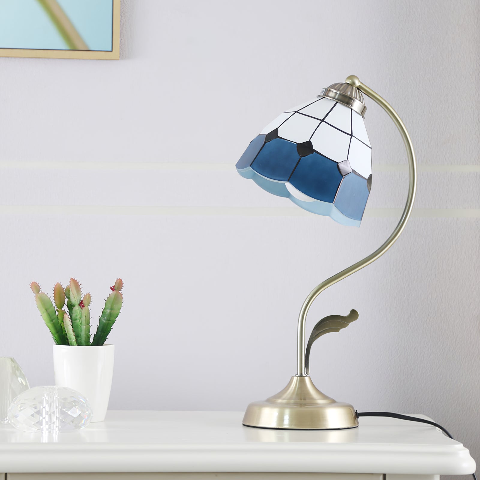 LuxePetal™ Tischlampe – Elegante Blumen-Designlampe aus Glas in Weiß & Blau mit Gold-Finish