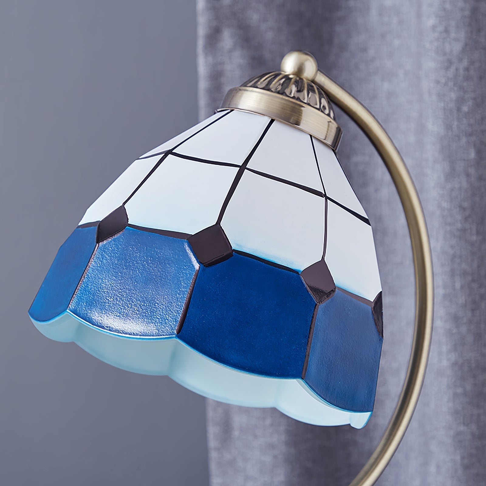 LuxePetal™ Tischlampe – Elegante Blumen-Designlampe aus Glas in Weiß & Blau mit Gold-Finish