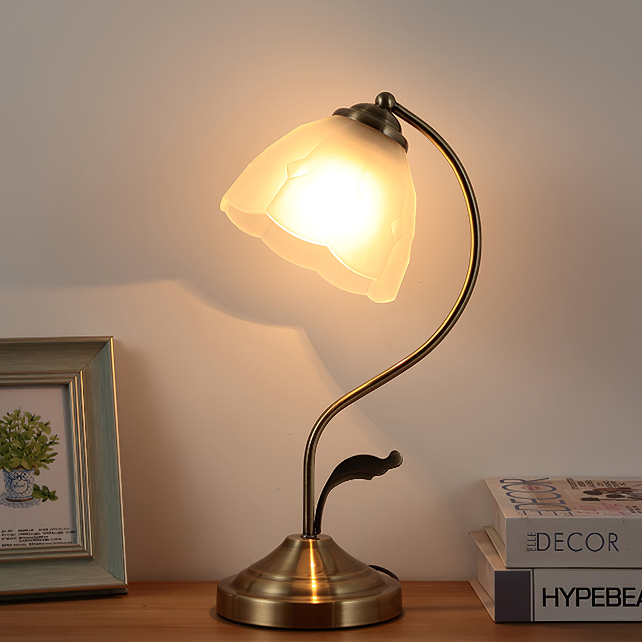 LuxePetal™ Tischlampe – Elegante Blumen-Designlampe aus Glas in Weiß & Blau mit Gold-Finish