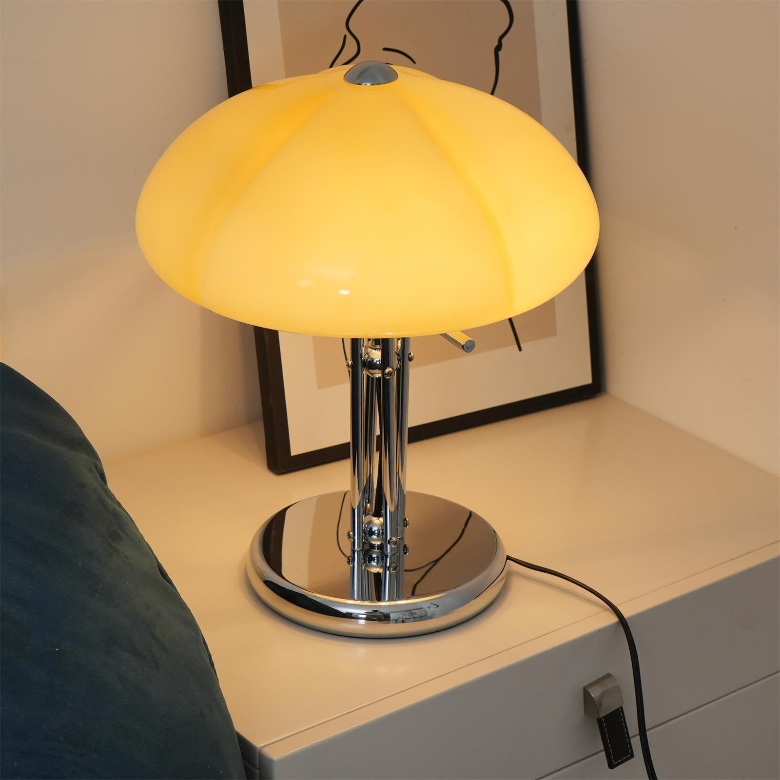 GlowMushroom™ Tischlampe – Bauhaus Design-Leuchte aus Glas mit warmem Amber-Licht