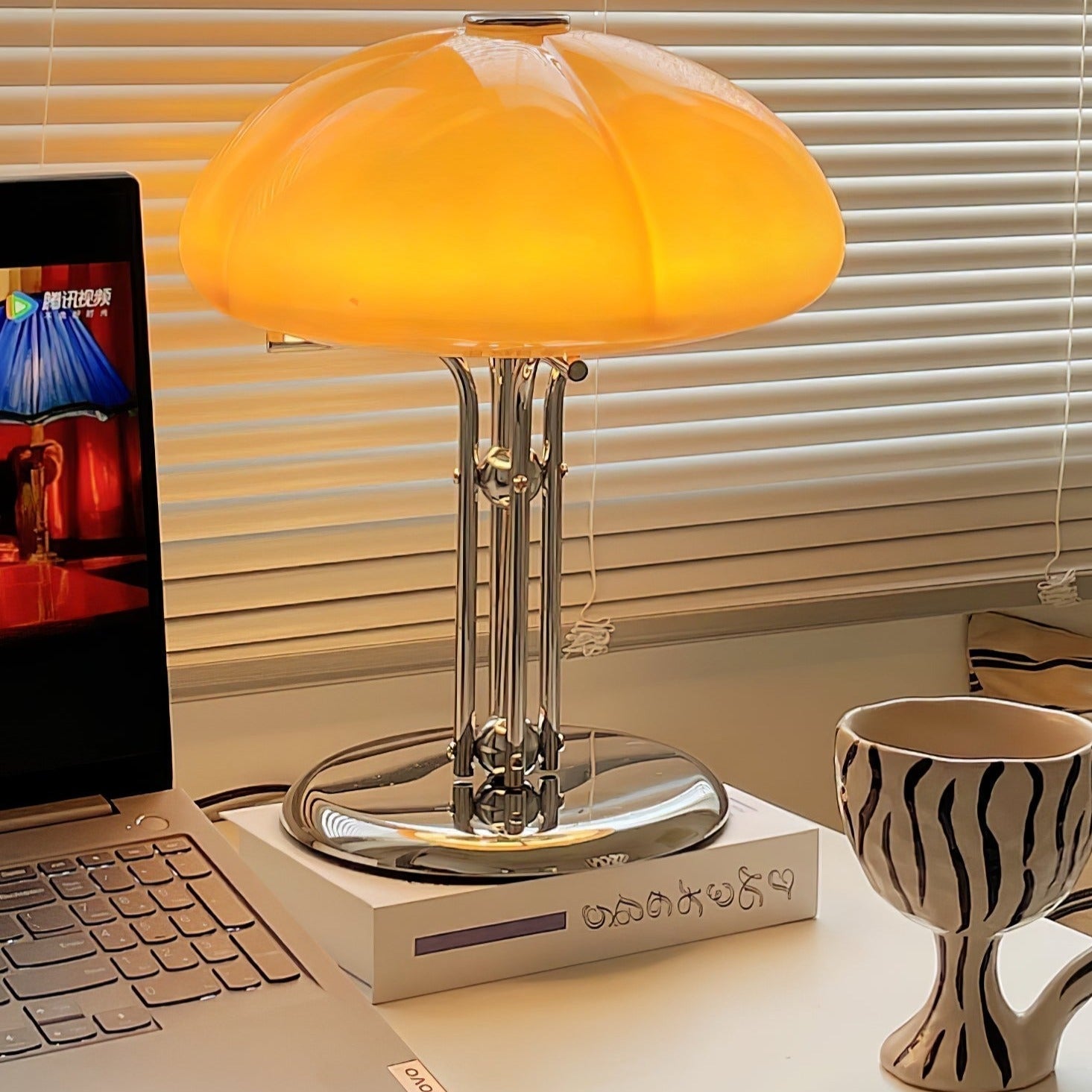 GlowMushroom™ Tischlampe – Bauhaus Design-Leuchte aus Glas mit warmem Amber-Licht