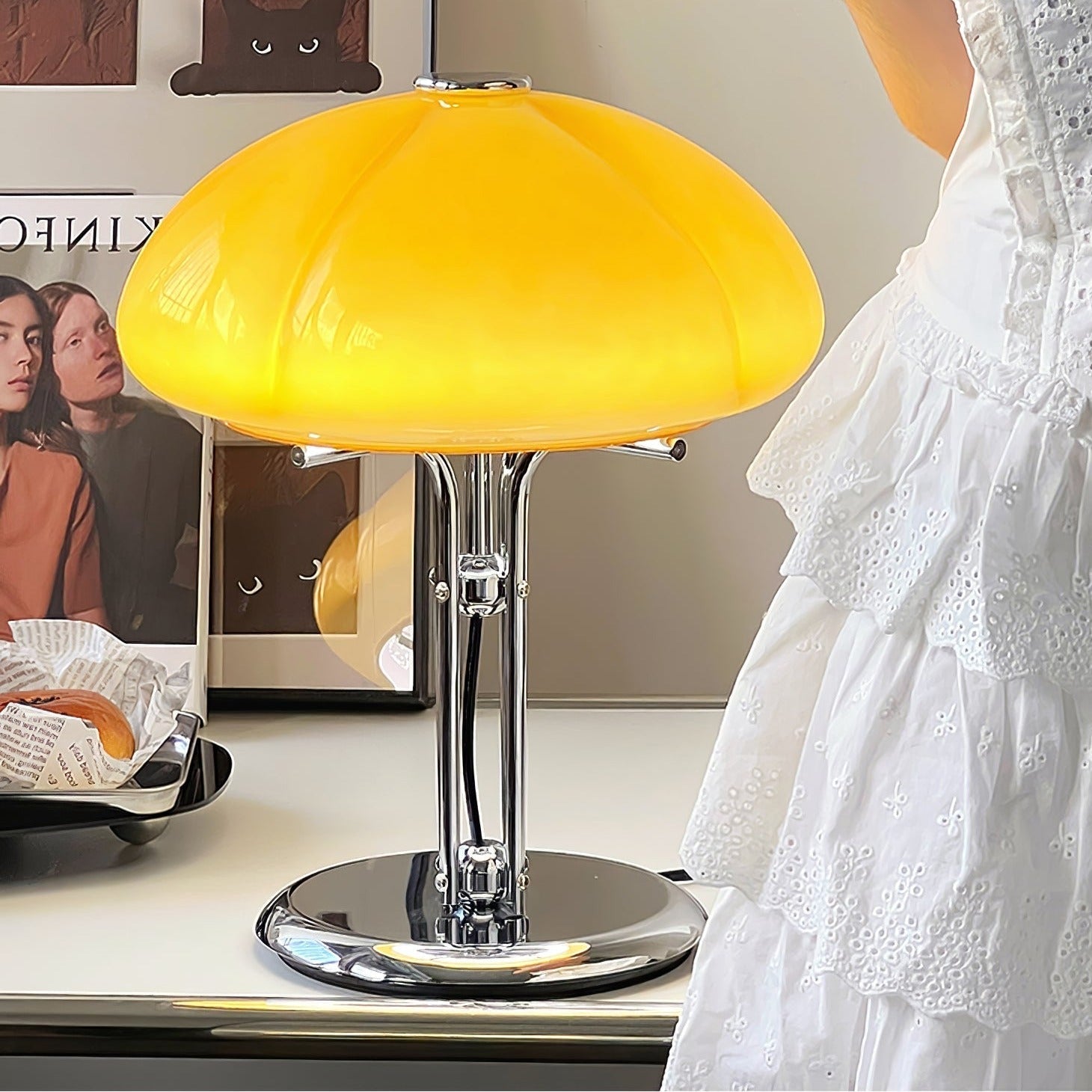 GlowMushroom™ Tischlampe – Bauhaus Design-Leuchte aus Glas mit warmem Amber-Licht