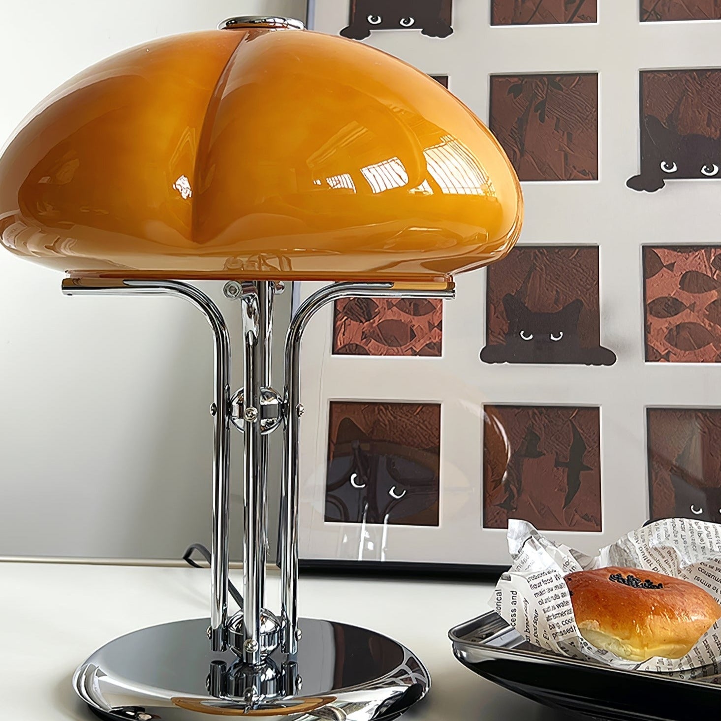 GlowMushroom™ Tischlampe – Bauhaus Design-Leuchte aus Glas mit warmem Amber-Licht