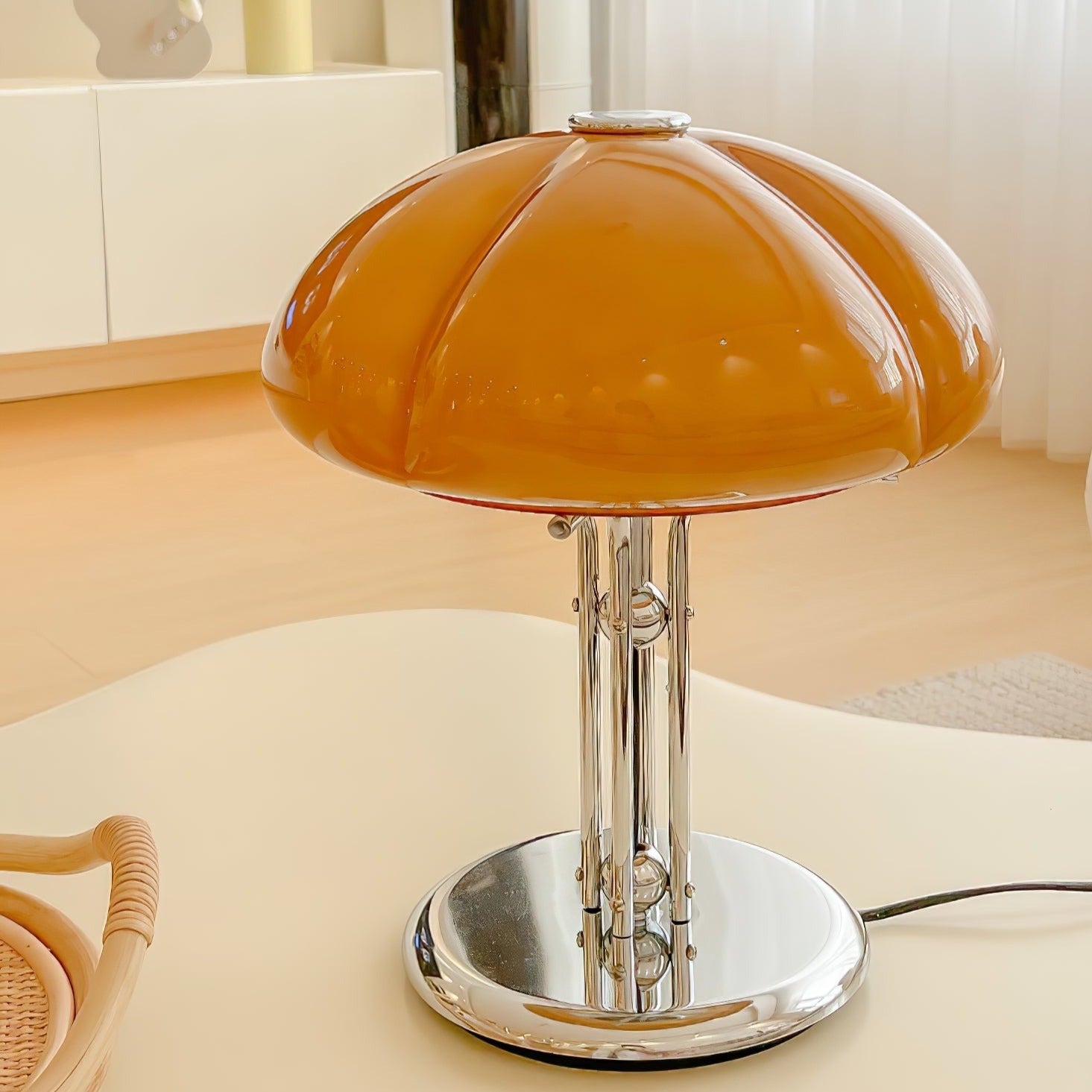 GlowMushroom™ Tischlampe – Bauhaus Design-Leuchte aus Glas mit warmem Amber-Licht