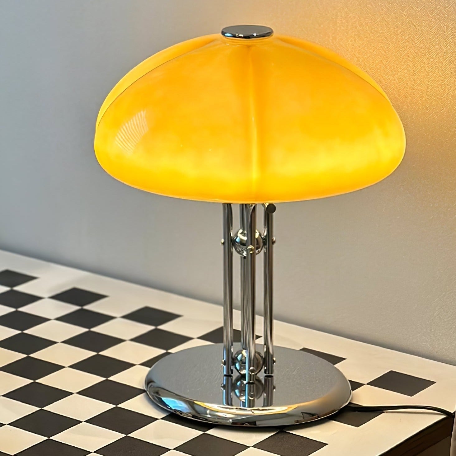 GlowMushroom™ Tischlampe – Bauhaus Design-Leuchte aus Glas mit warmem Amber-Licht