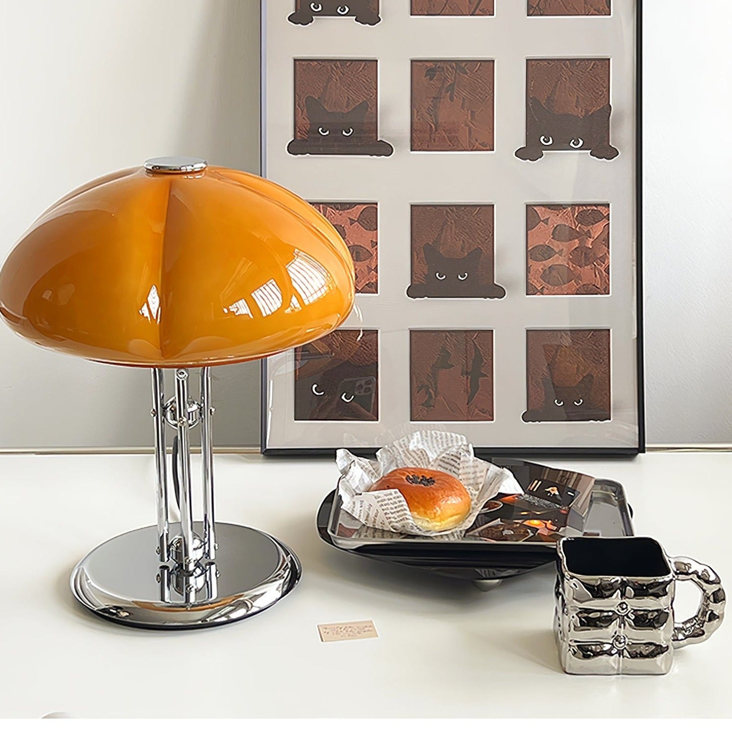 GlowMushroom™ Tischlampe – Bauhaus Design-Leuchte aus Glas mit warmem Amber-Licht