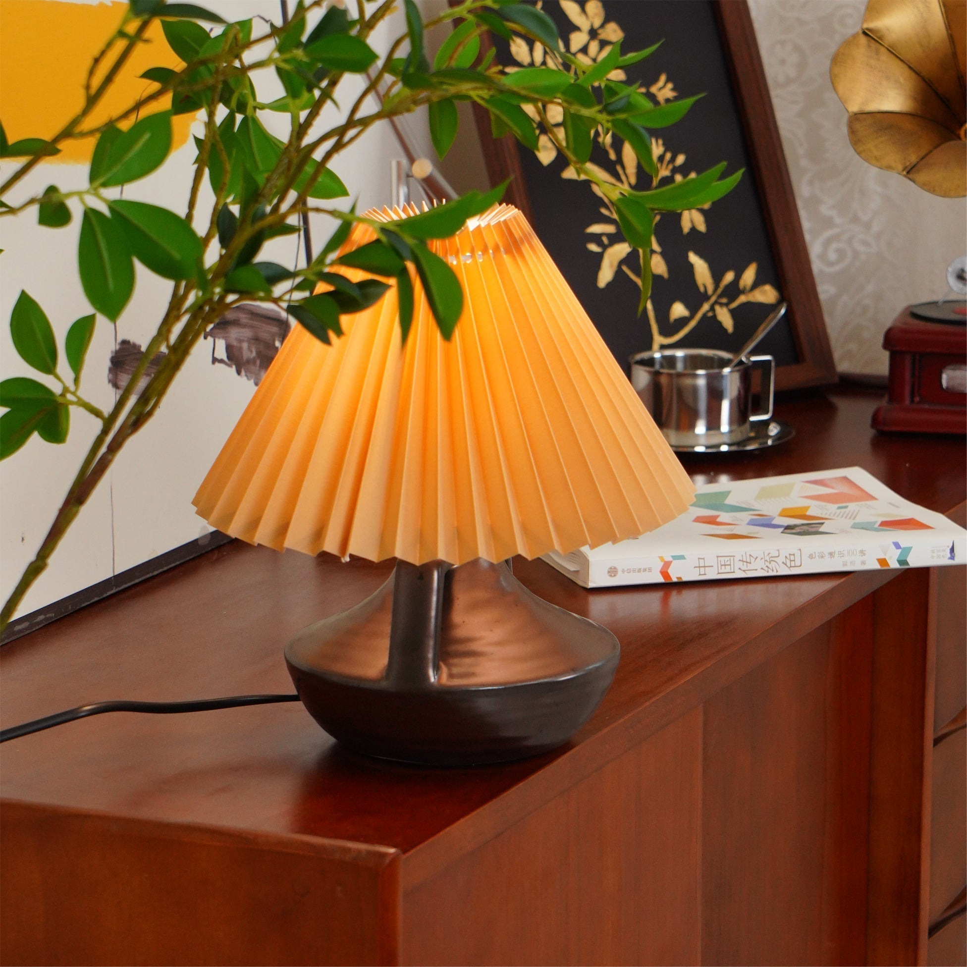GentleNavia™ Tischlampe – Elegante Designlampe mit plissiertem Stoffschirm & warmem Licht