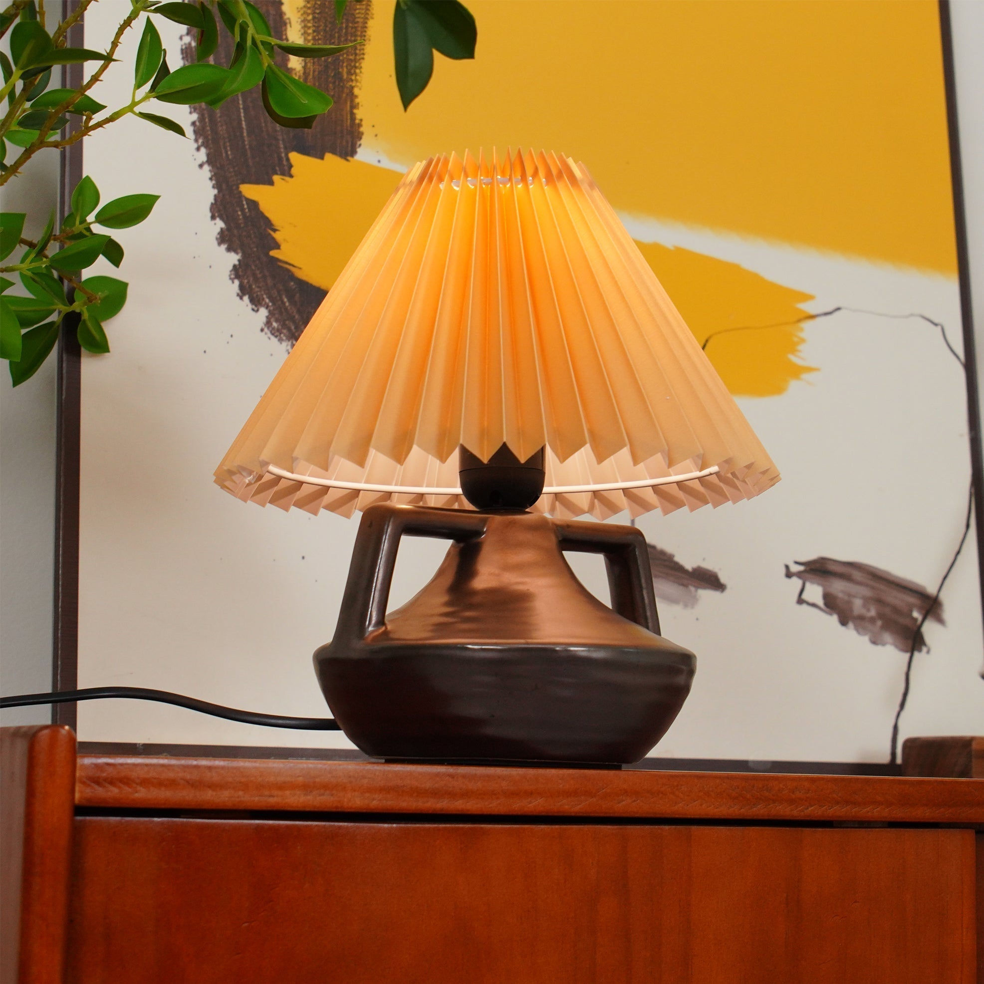 GentleNavia™ Tischlampe – Elegante Designlampe mit plissiertem Stoffschirm & warmem Licht