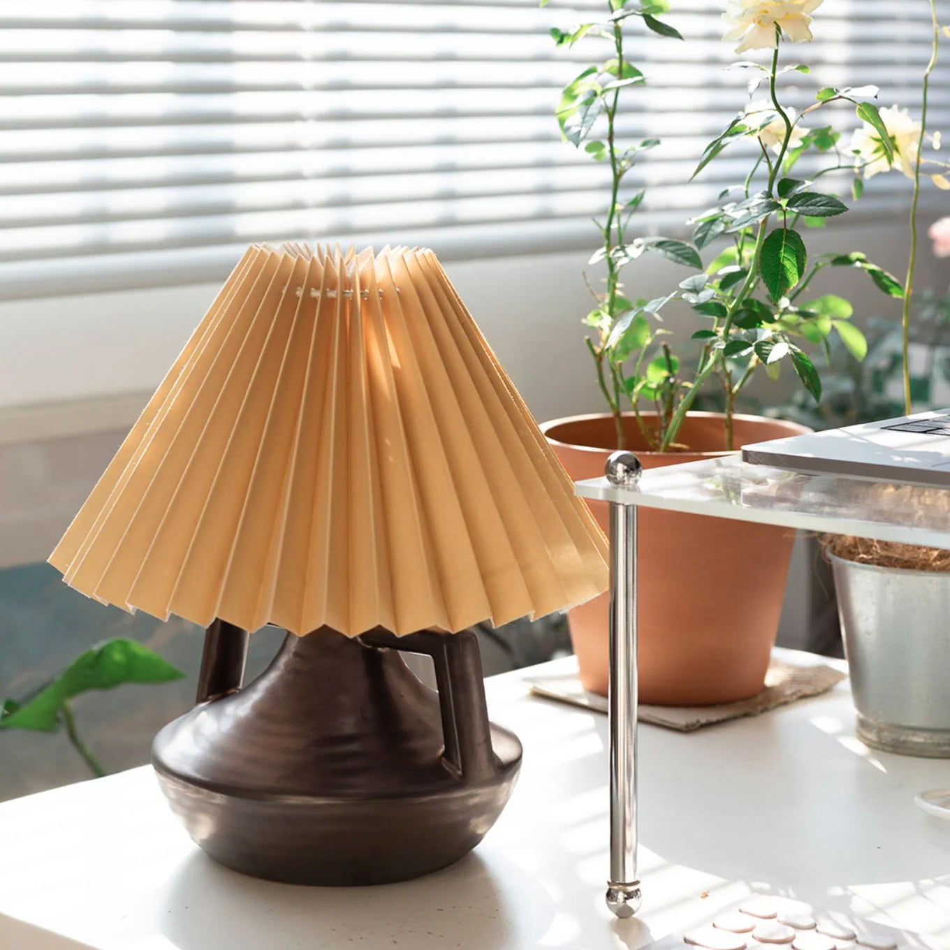 GentleNavia™ Tischlampe – Elegante Designlampe mit plissiertem Stoffschirm & warmem Licht