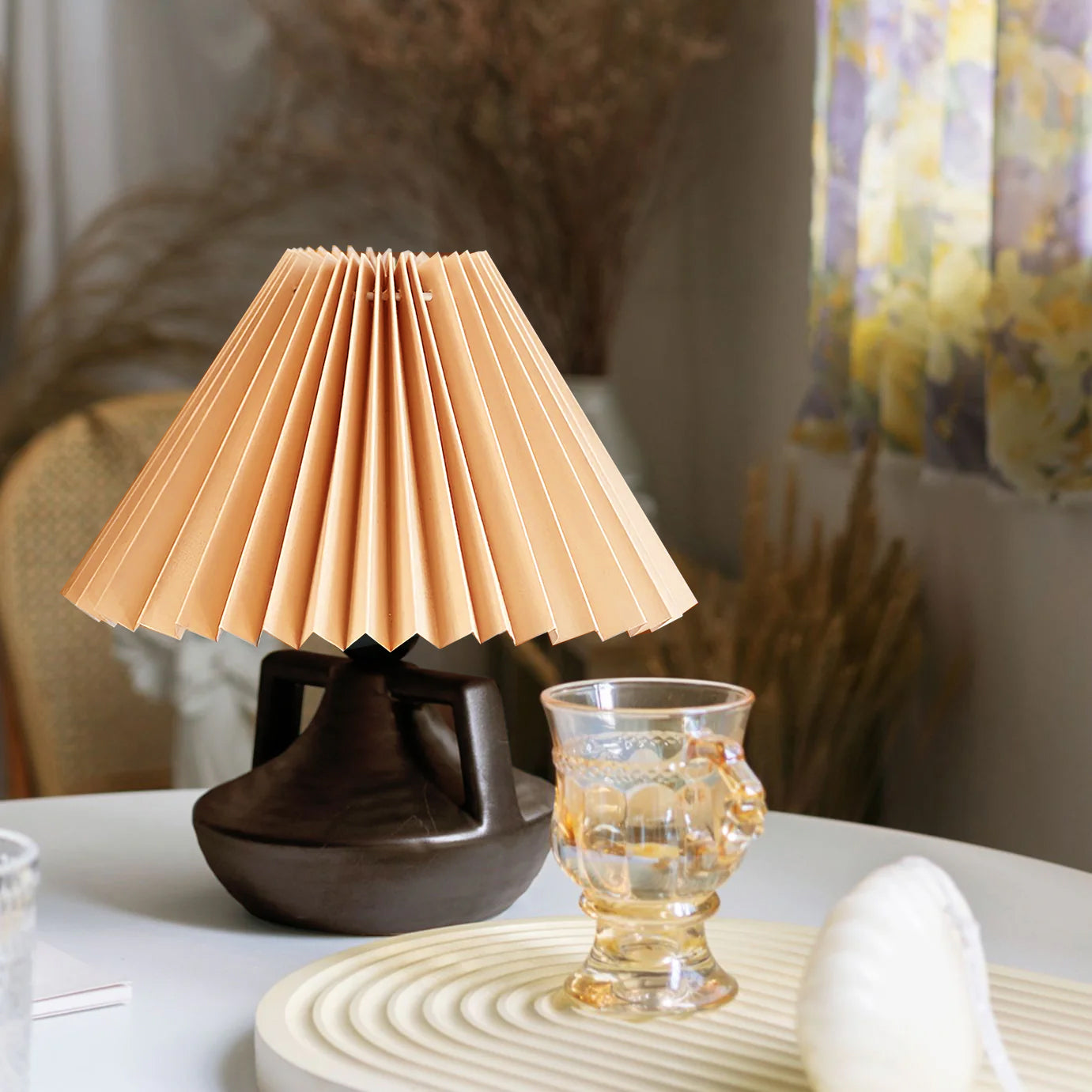 GentleNavia™ Tischlampe – Elegante Designlampe mit plissiertem Stoffschirm & warmem Licht