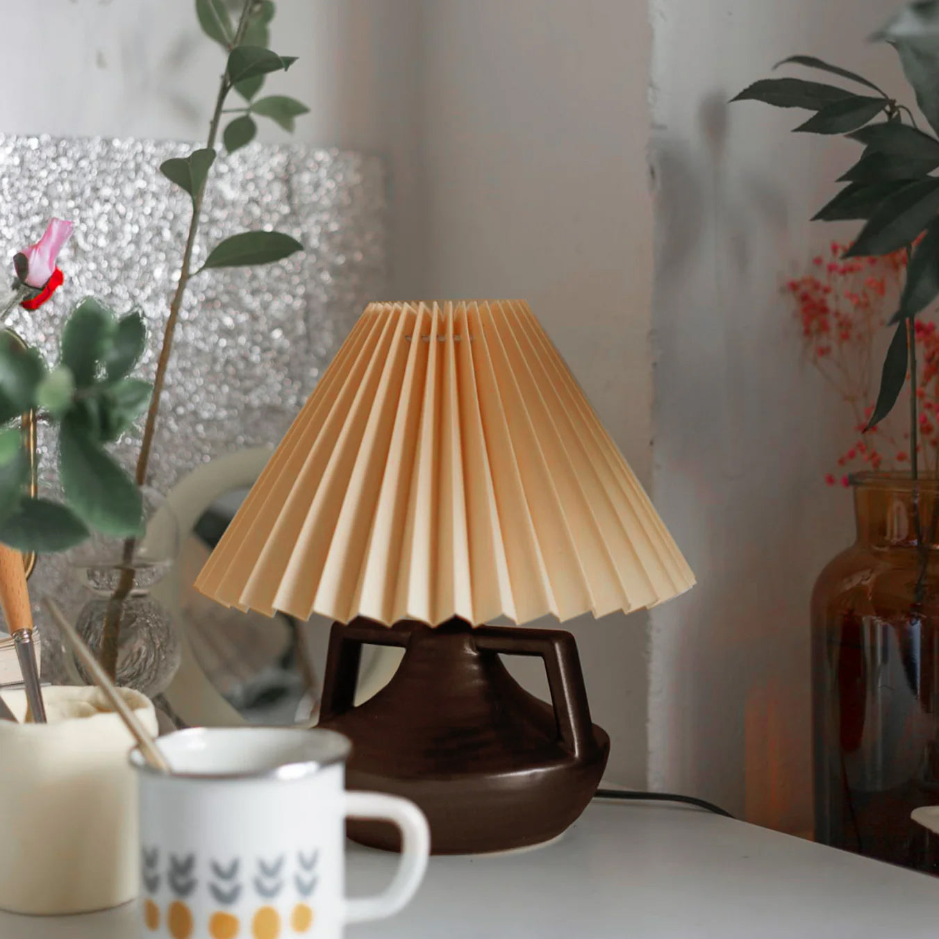GentleNavia™ Tischlampe – Elegante Designlampe mit plissiertem Stoffschirm & warmem Licht