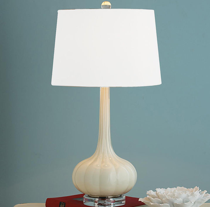 PureGlow™ Tischlampe – Elegante Keramik-Designlampe mit weißem Stoffschirm