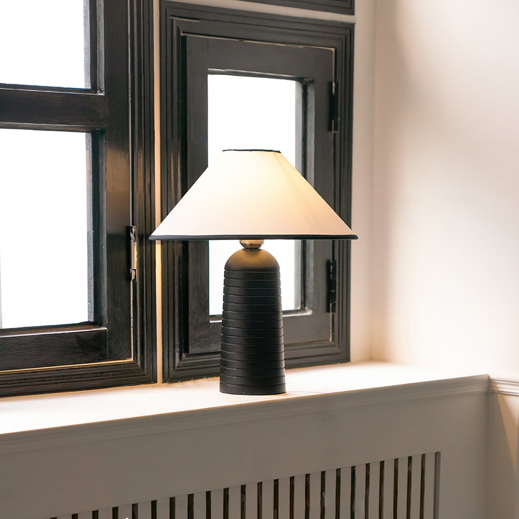 LuxePalisades™ Tischlampe – Geometrische Holz-Designlampe mit Stoffschirm & warmem Licht