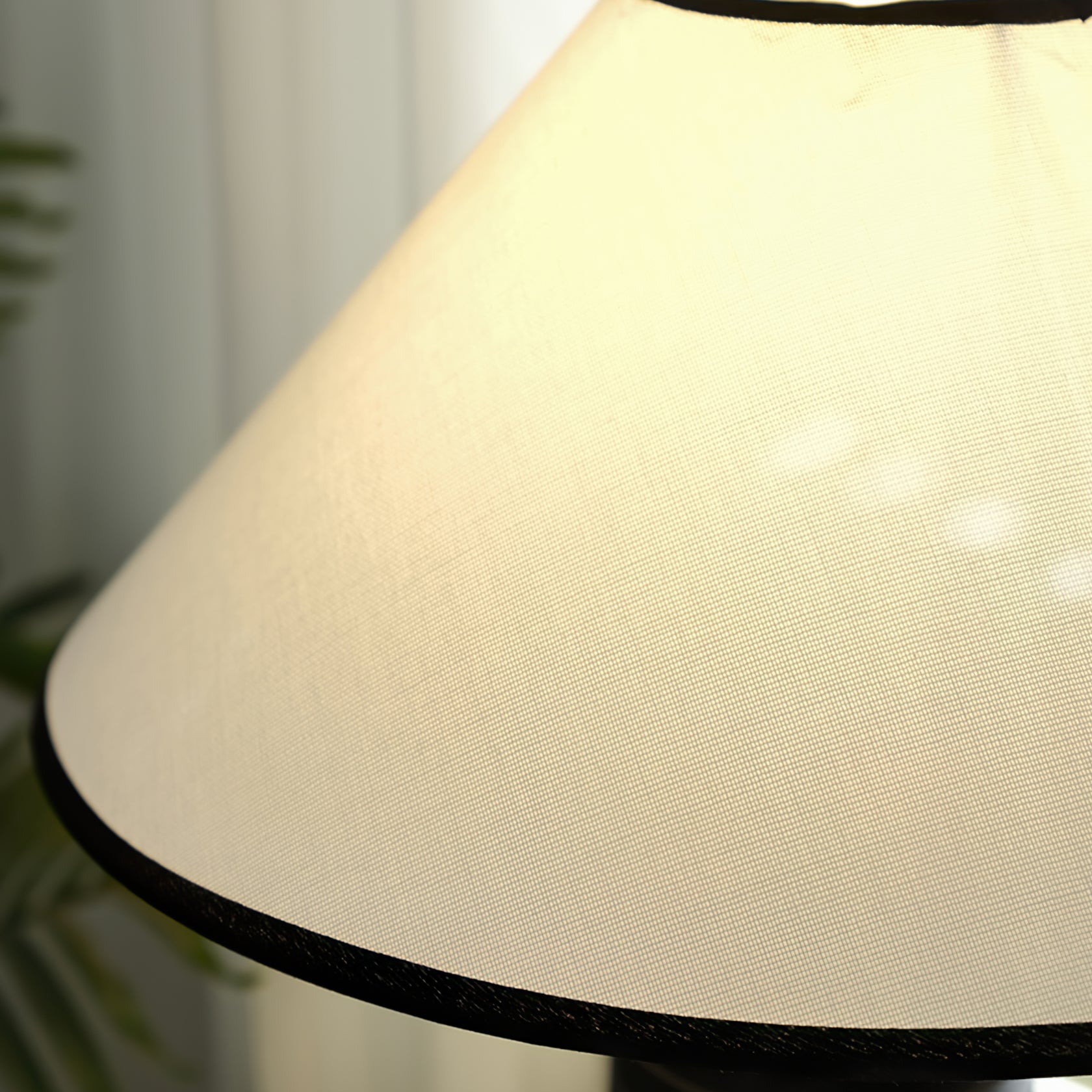 LuxePalisades™ Tischlampe – Geometrische Holz-Designlampe mit Stoffschirm & warmem Licht