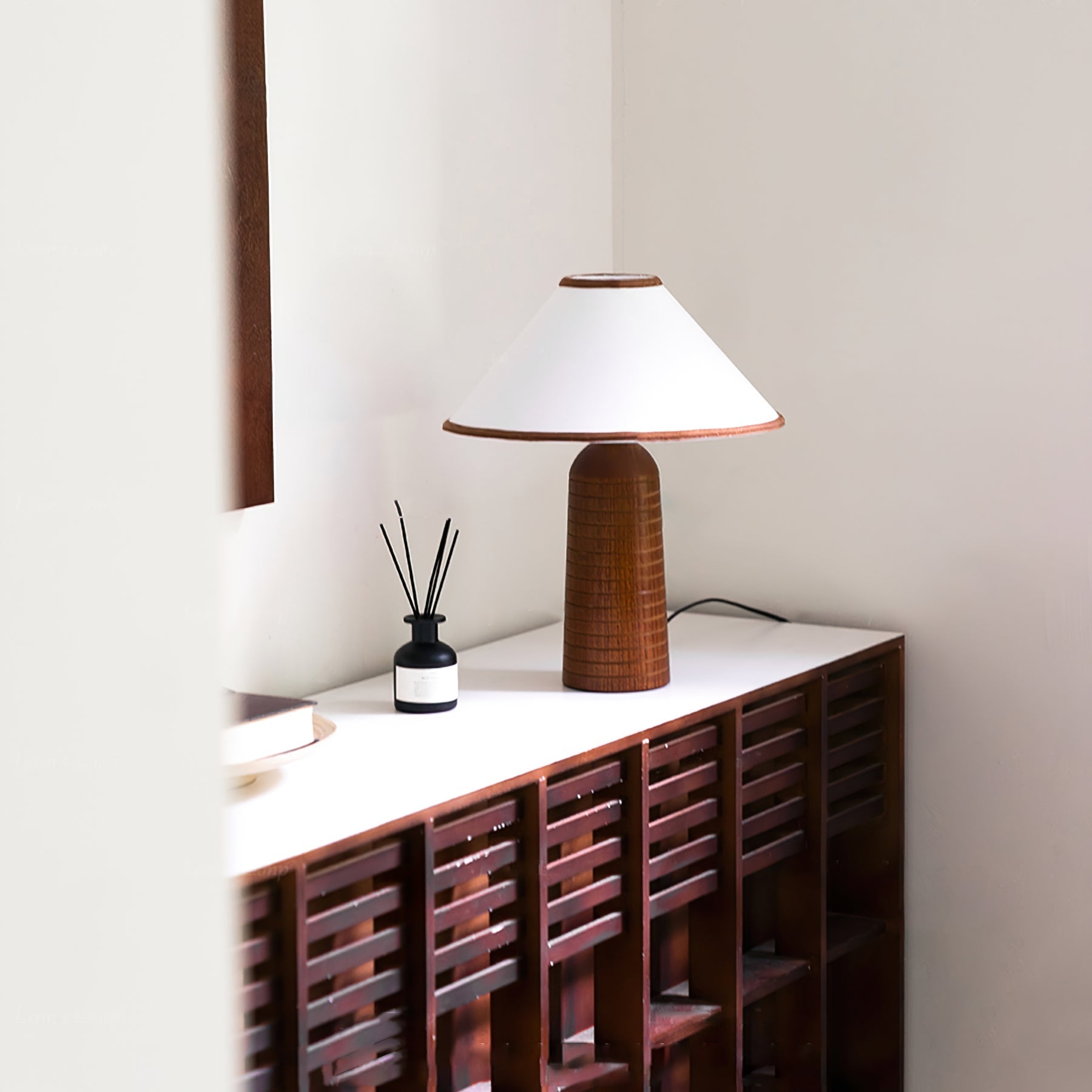 LuxePalisades™ Tischlampe – Geometrische Holz-Designlampe mit Stoffschirm & warmem Licht