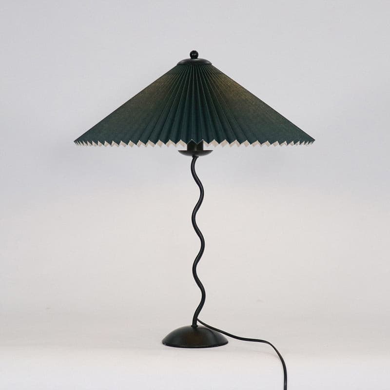 LuxeFold™ Tischlampe – Design-Leuchte mit plissiertem Schirm & Holzfuß