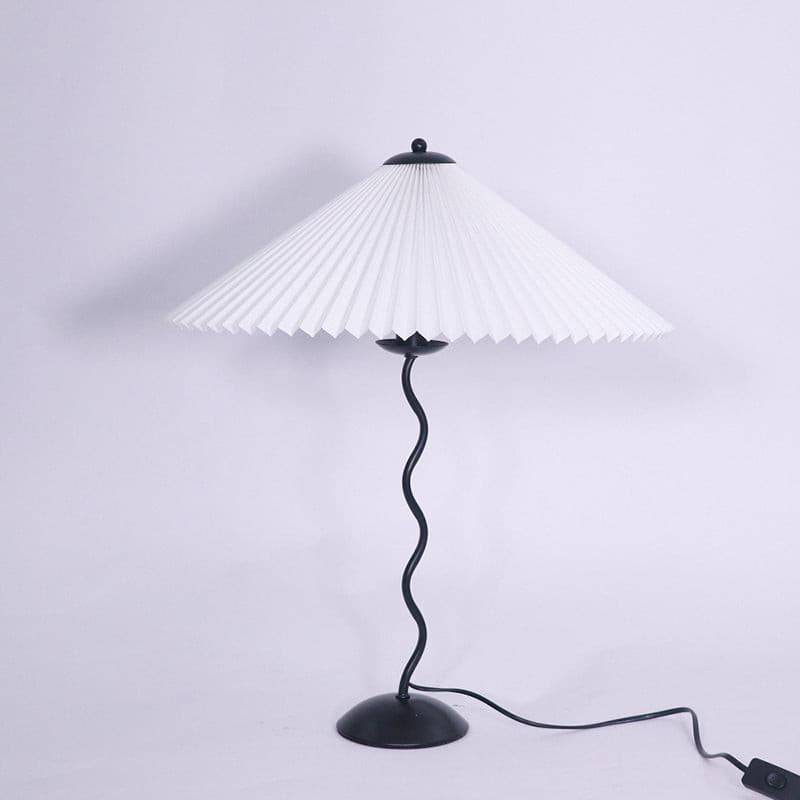 LuxeFold™ Tischlampe – Design-Leuchte mit plissiertem Schirm & Holzfuß