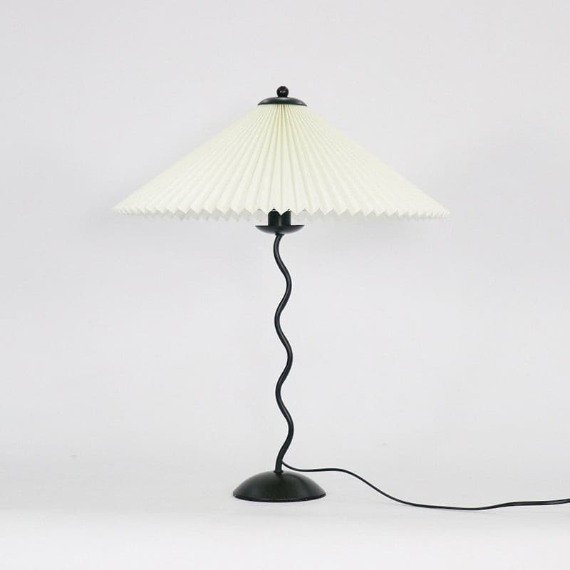 LuxeFold™ Tischlampe – Design-Leuchte mit plissiertem Schirm & Holzfuß