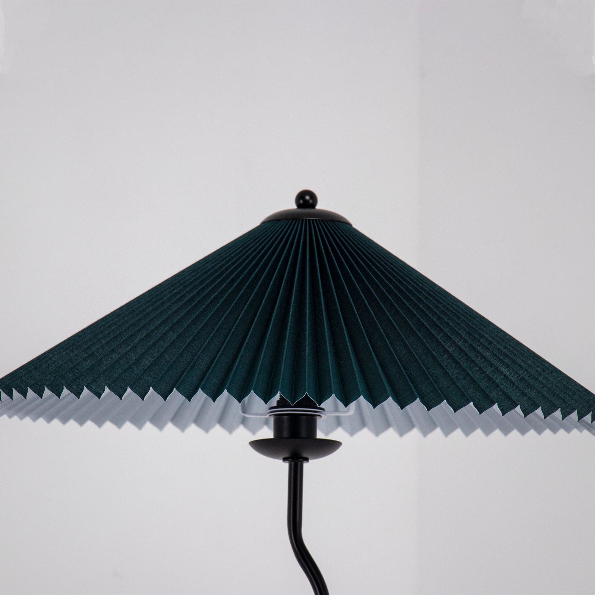 LuxeFold™ Tischlampe – Design-Leuchte mit plissiertem Schirm & Holzfuß