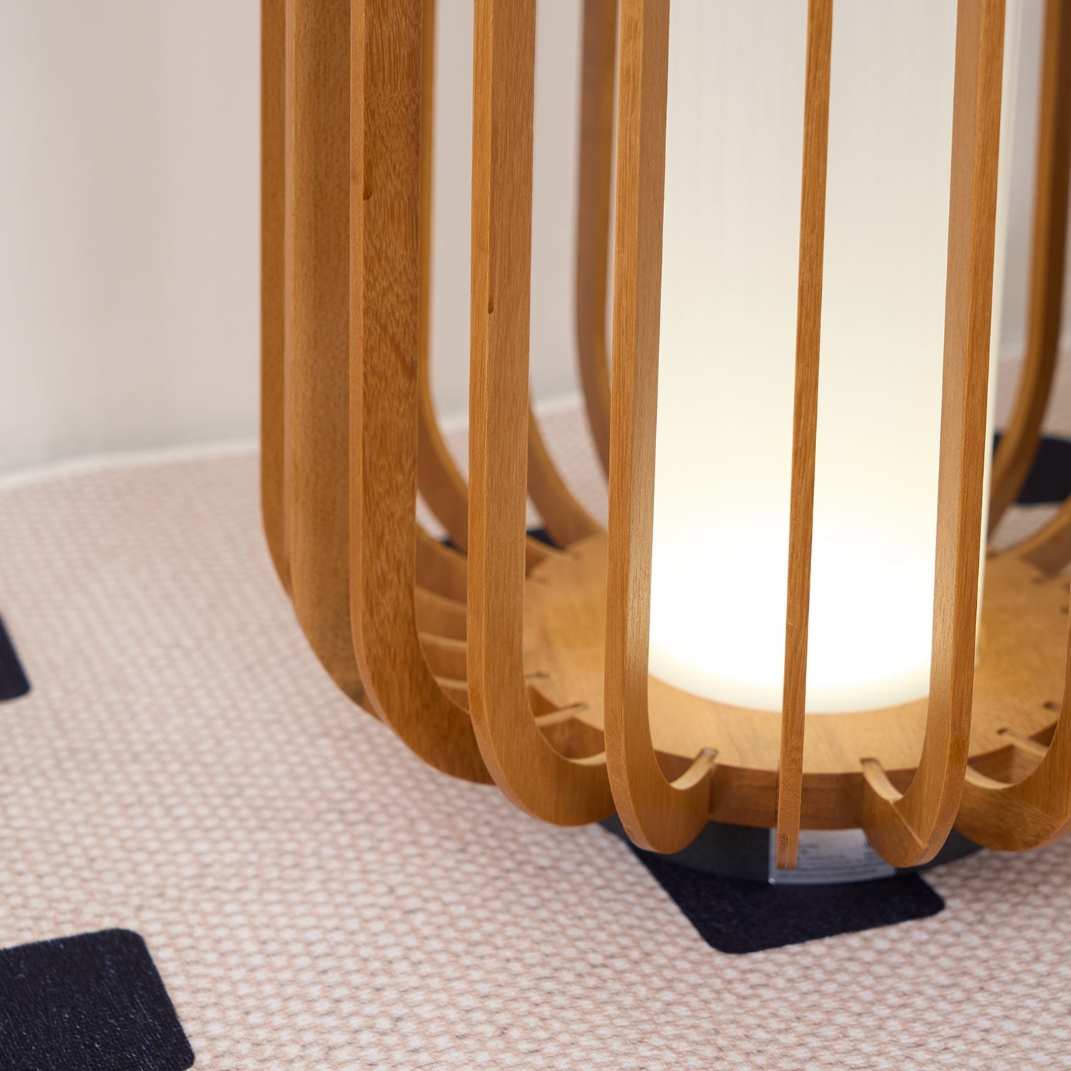 TimberGlow™ Legno Outdoor Tischleuchte – Wiederaufladbare LED-Außenlampe aus Edelstahl & Holz für Terrasse & Garten