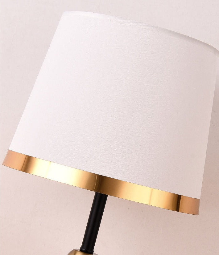 NoirBeam™ Elegante Tischleuchte in Gold & Schwarz – Moderne LED-Lampe für stilvolle Wohnräume
