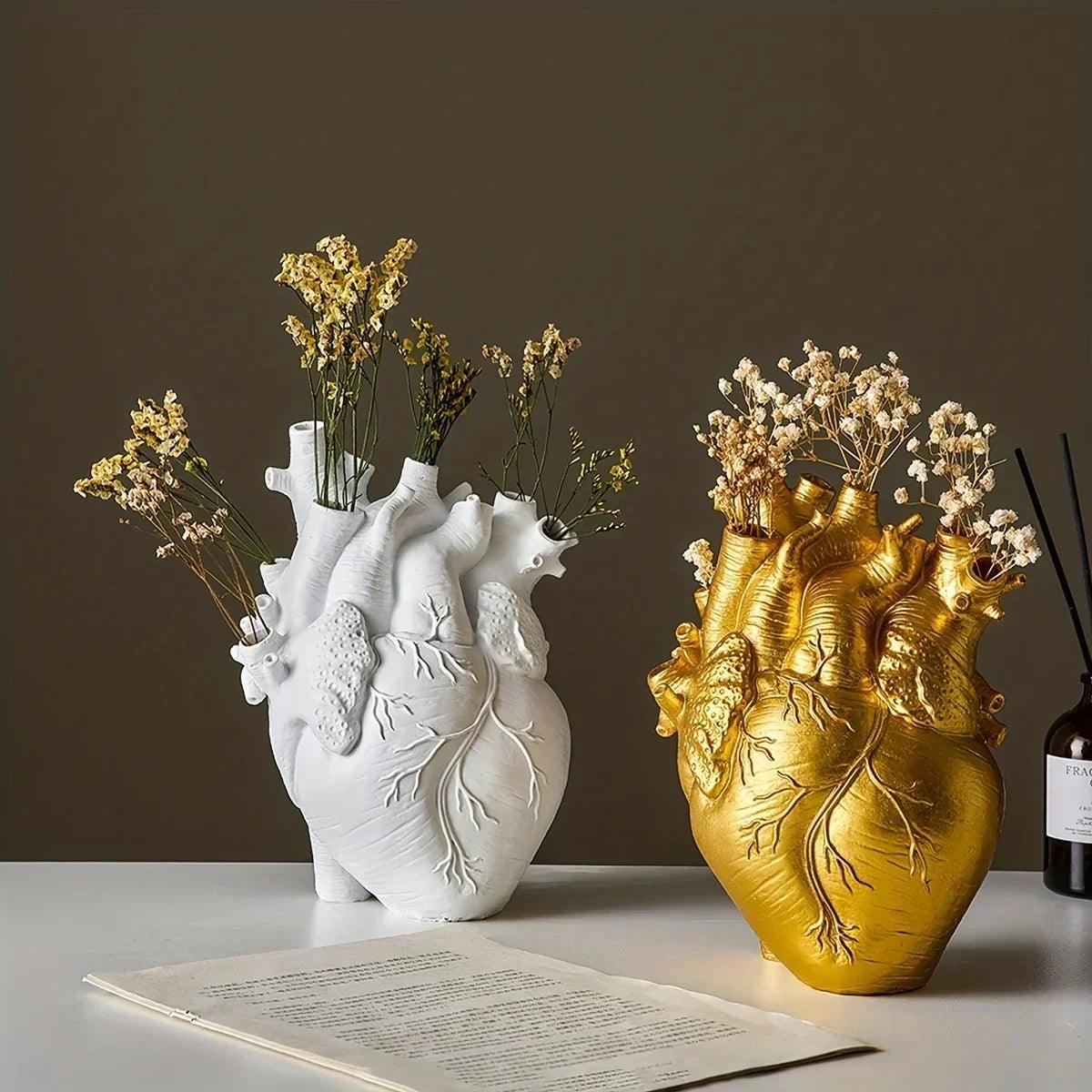 LoveAura™ – Herzförmige Design-Vase aus Resin für stilvolle Wohnakzente