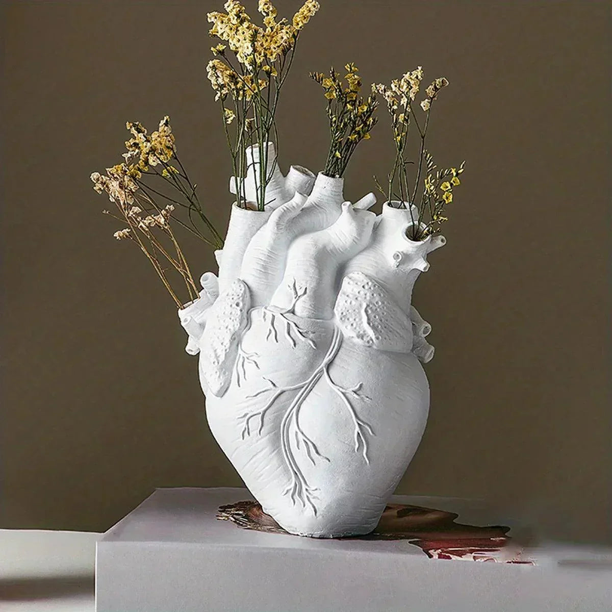 LoveAura™ – Herzförmige Design-Vase aus Resin für stilvolle Wohnakzente