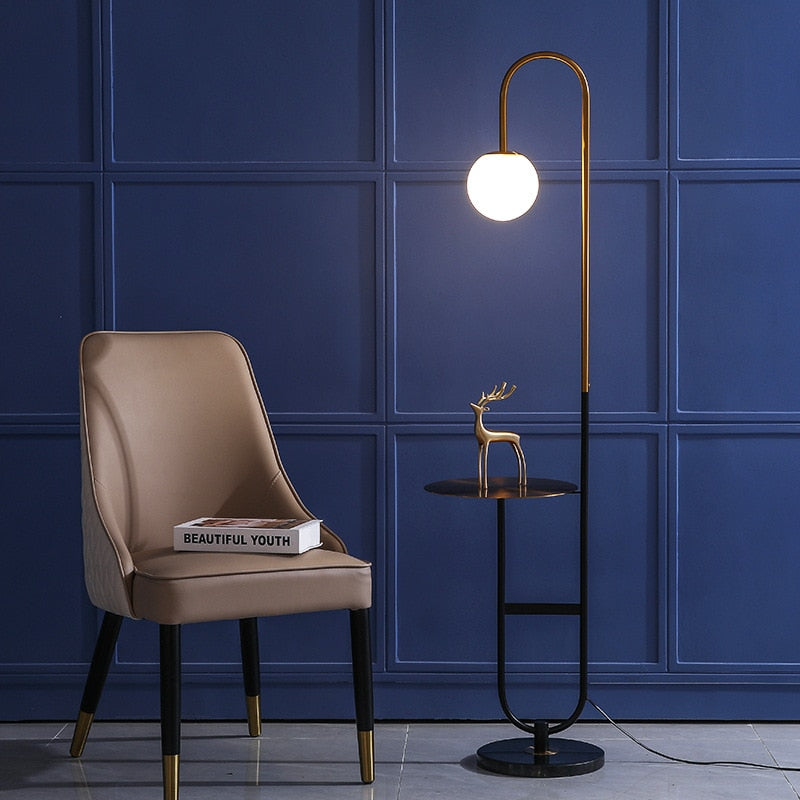 NordicGlow™ – Skandinavische Stehlampe mit integriertem Beistelltisch & LED-Dimmfunktion