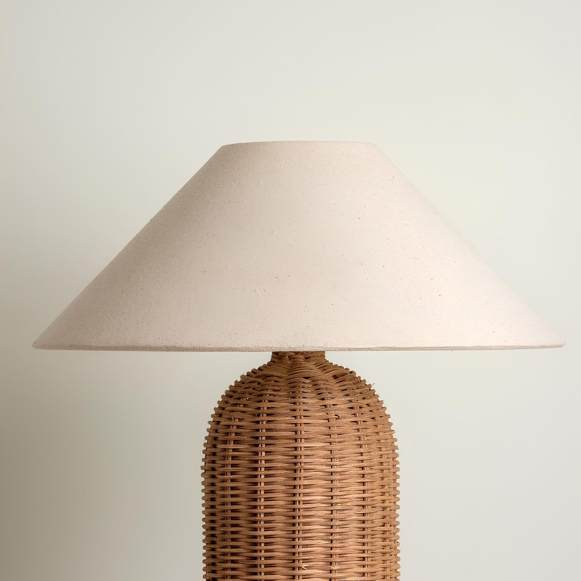 FinleyLuxe™ Tischlampe – Natürliche Rattan-Designlampe mit Stoffschirm & warmem Licht