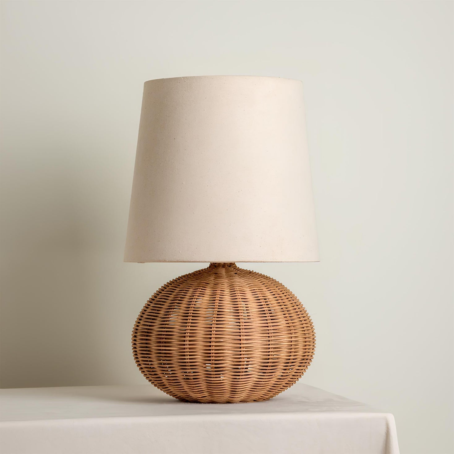 FinleyLuxe™ Tischlampe – Natürliche Rattan-Designlampe mit Stoffschirm & warmem Licht