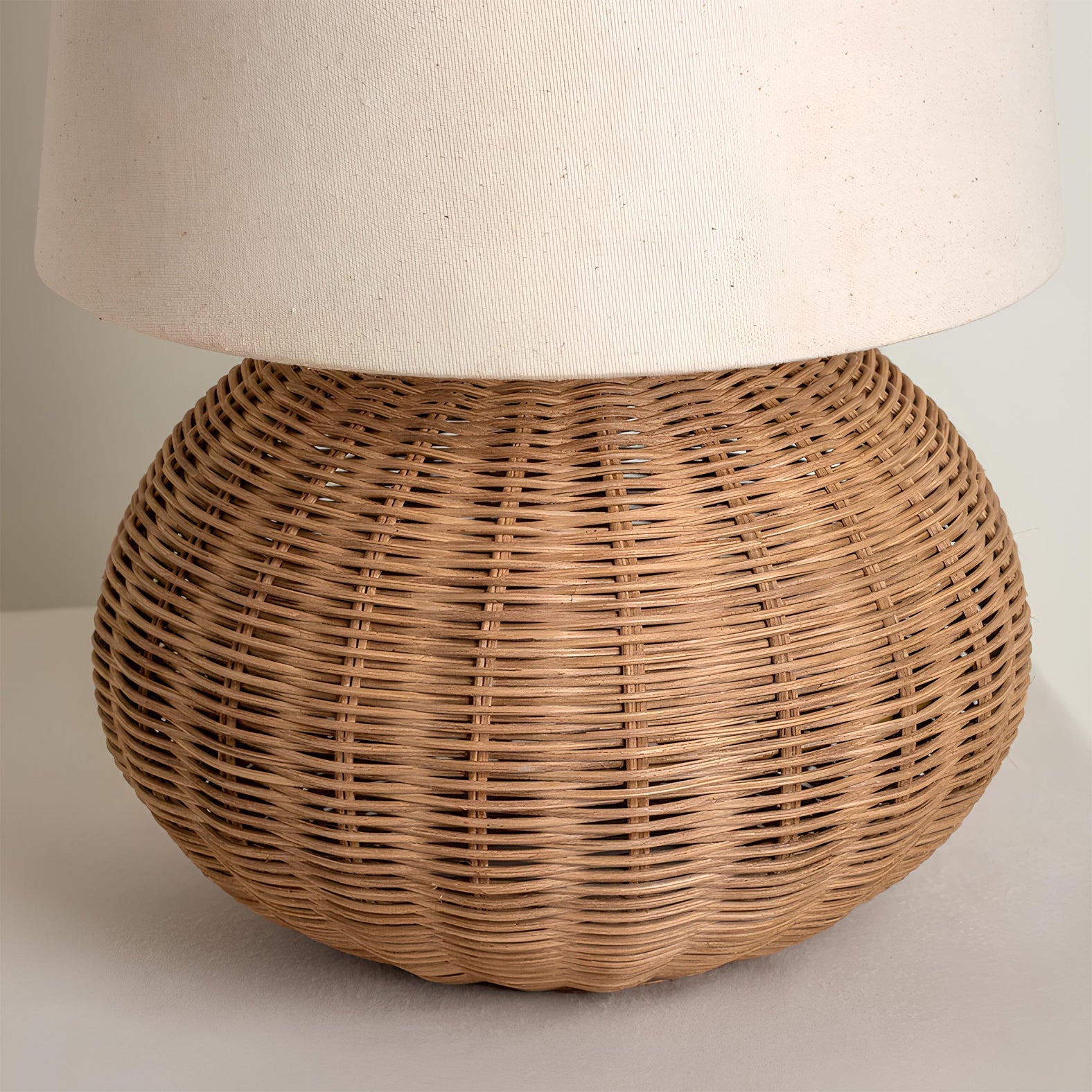 FinleyLuxe™ Tischlampe – Natürliche Rattan-Designlampe mit Stoffschirm & warmem Licht