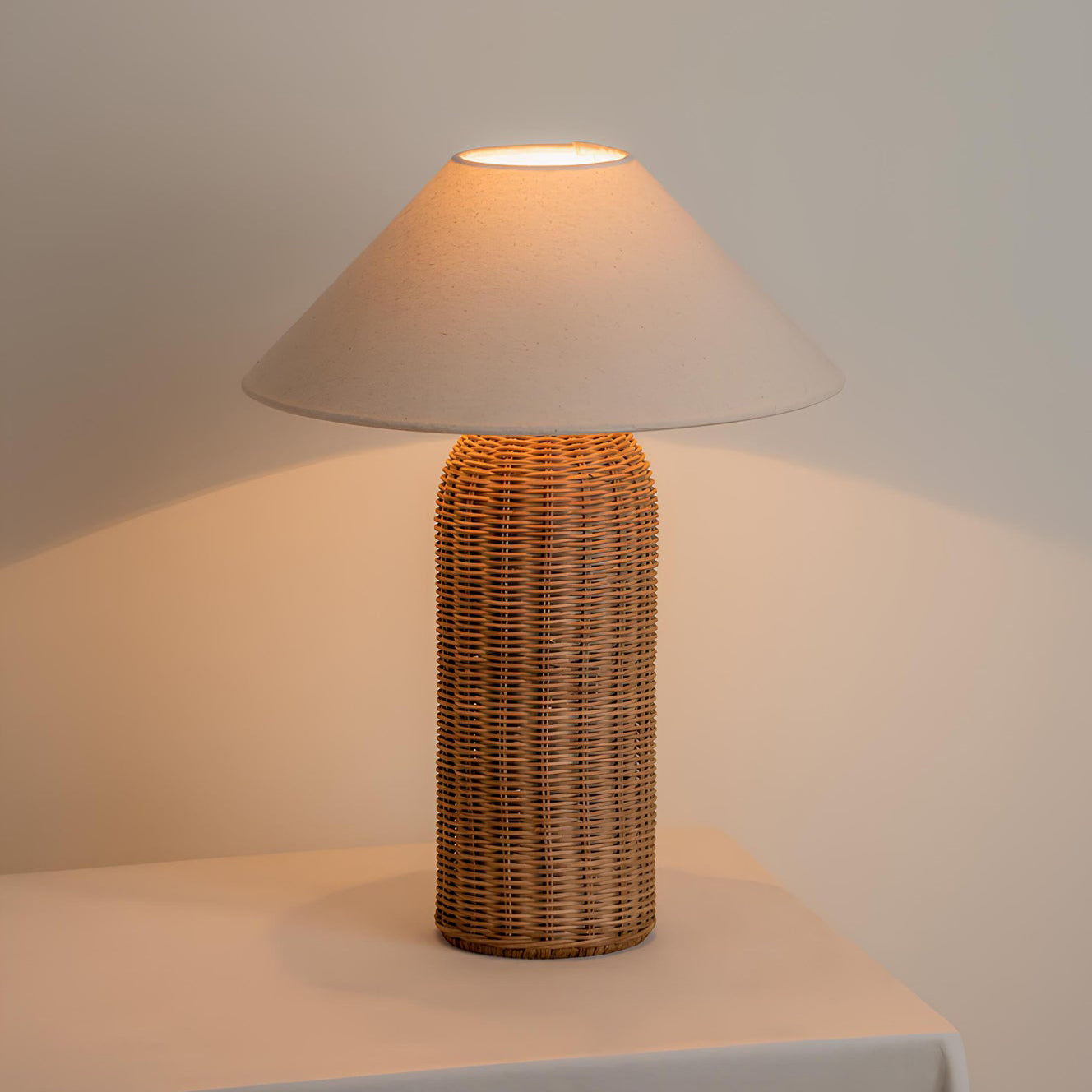 FinleyLuxe™ Tischlampe – Natürliche Rattan-Designlampe mit Stoffschirm & warmem Licht