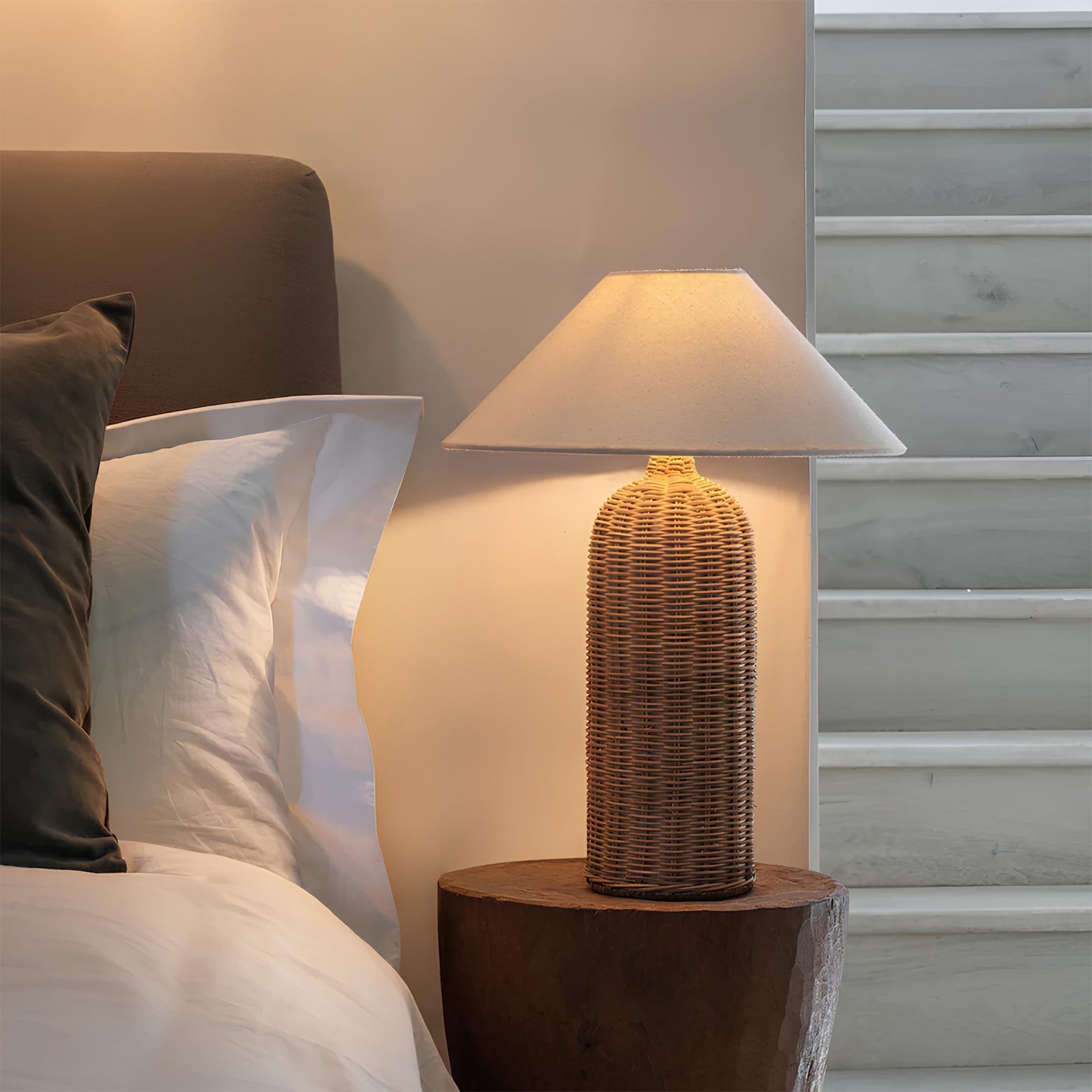 FinleyLuxe™ Tischlampe – Natürliche Rattan-Designlampe mit Stoffschirm & warmem Licht