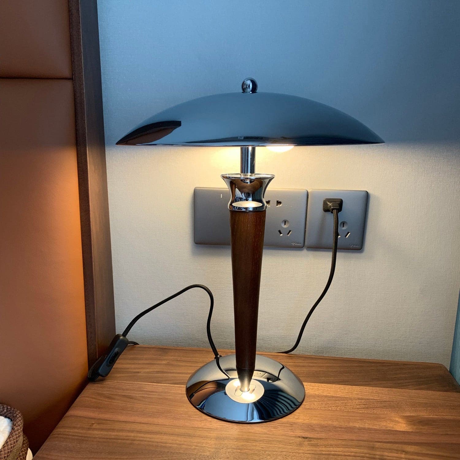 MinimalGlow™ Tischlampe – Skandinavische Design-Leuchte mit Holzdetails & sanftem Licht