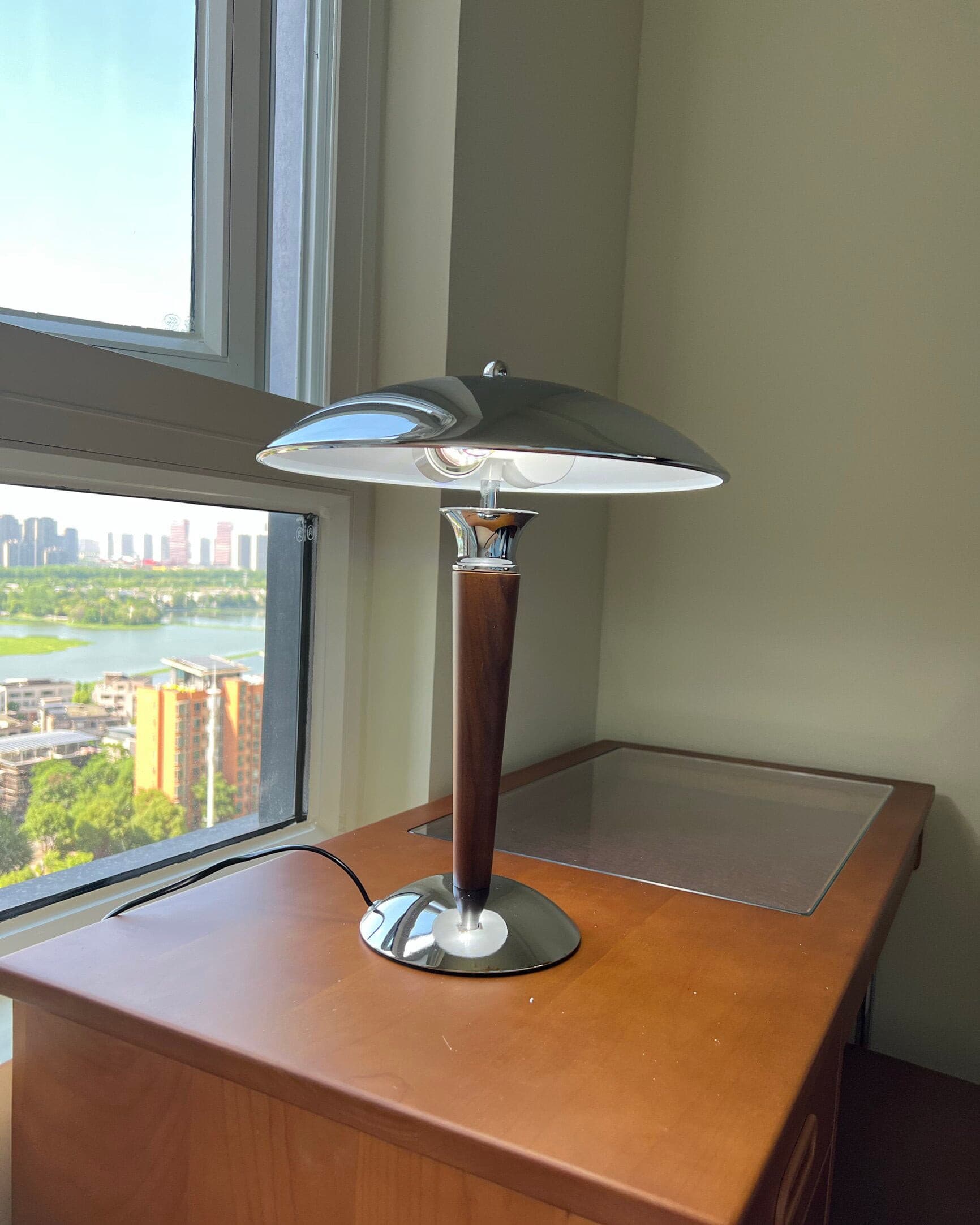 MinimalGlow™ Tischlampe – Skandinavische Design-Leuchte mit Holzdetails & sanftem Licht