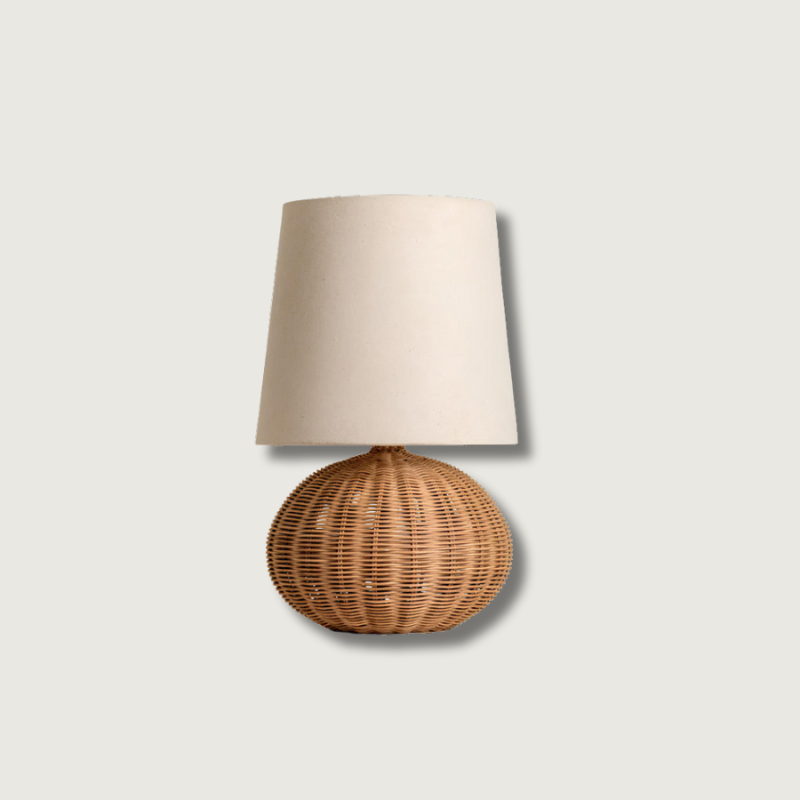 FinleyLuxe™ Tischlampe – Natürliche Rattan-Designlampe mit Stoffschirm & warmem Licht