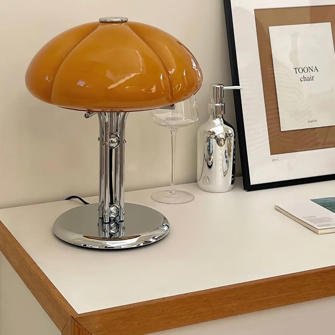 GlowMushroom™ Tischlampe – Bauhaus Design-Leuchte aus Glas mit warmem Amber-Licht