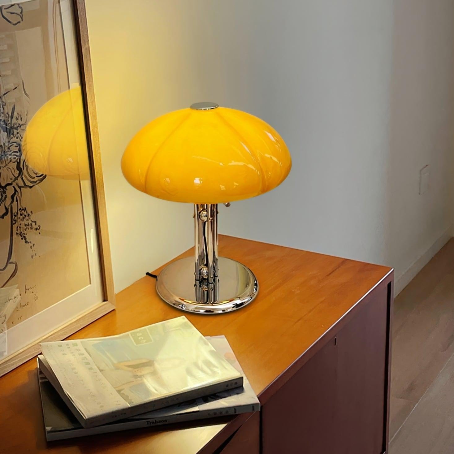GlowMushroom™ Tischlampe – Bauhaus Design-Leuchte aus Glas mit warmem Amber-Licht