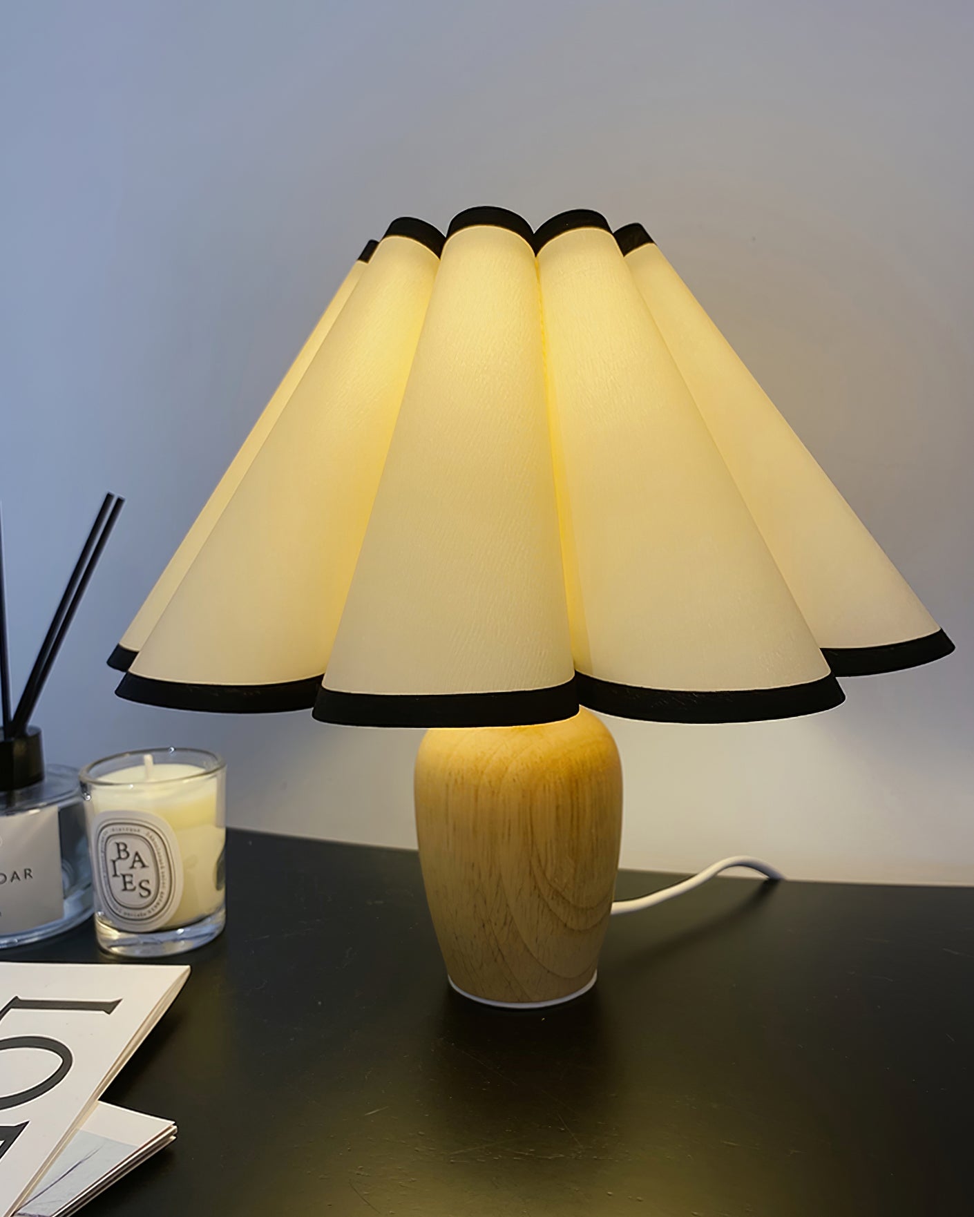 LuxFold™ Tischlampe – Vintage Design Lampe mit gewebtem Stoffschirm & Holzfuß